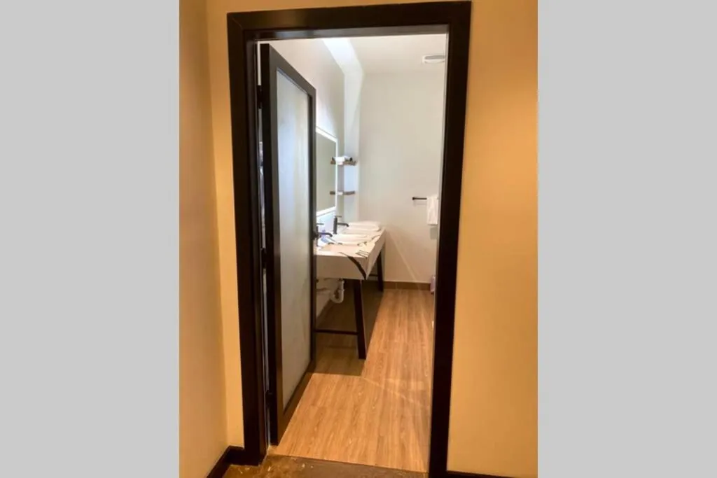 Bathroom, Bed in 3E-*Renovated* 5 min to UPMC Shadyside, sleeps 6