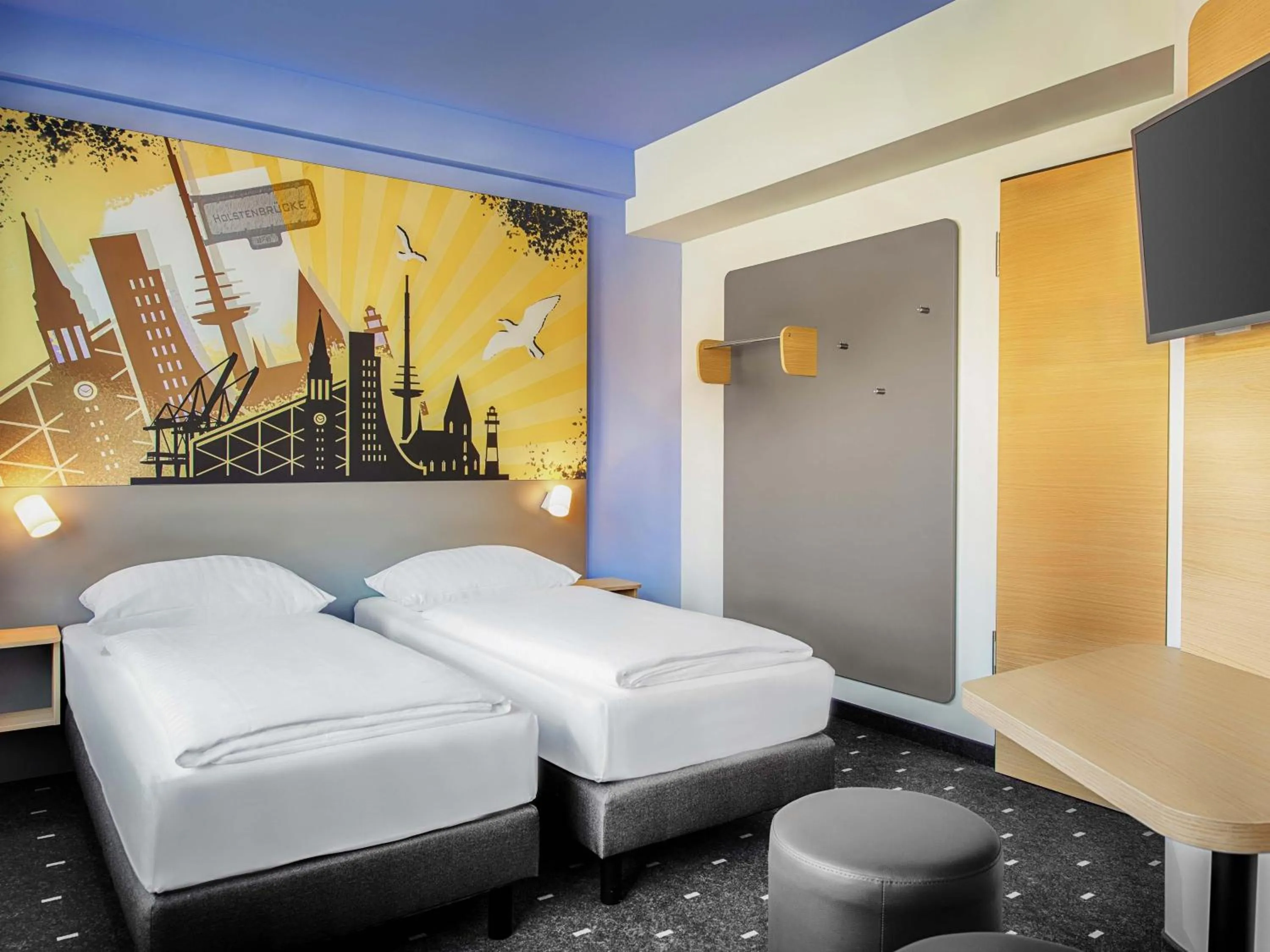 Photo of the whole room, Bed in B&B Hotel Kiel-Holstenbrücke