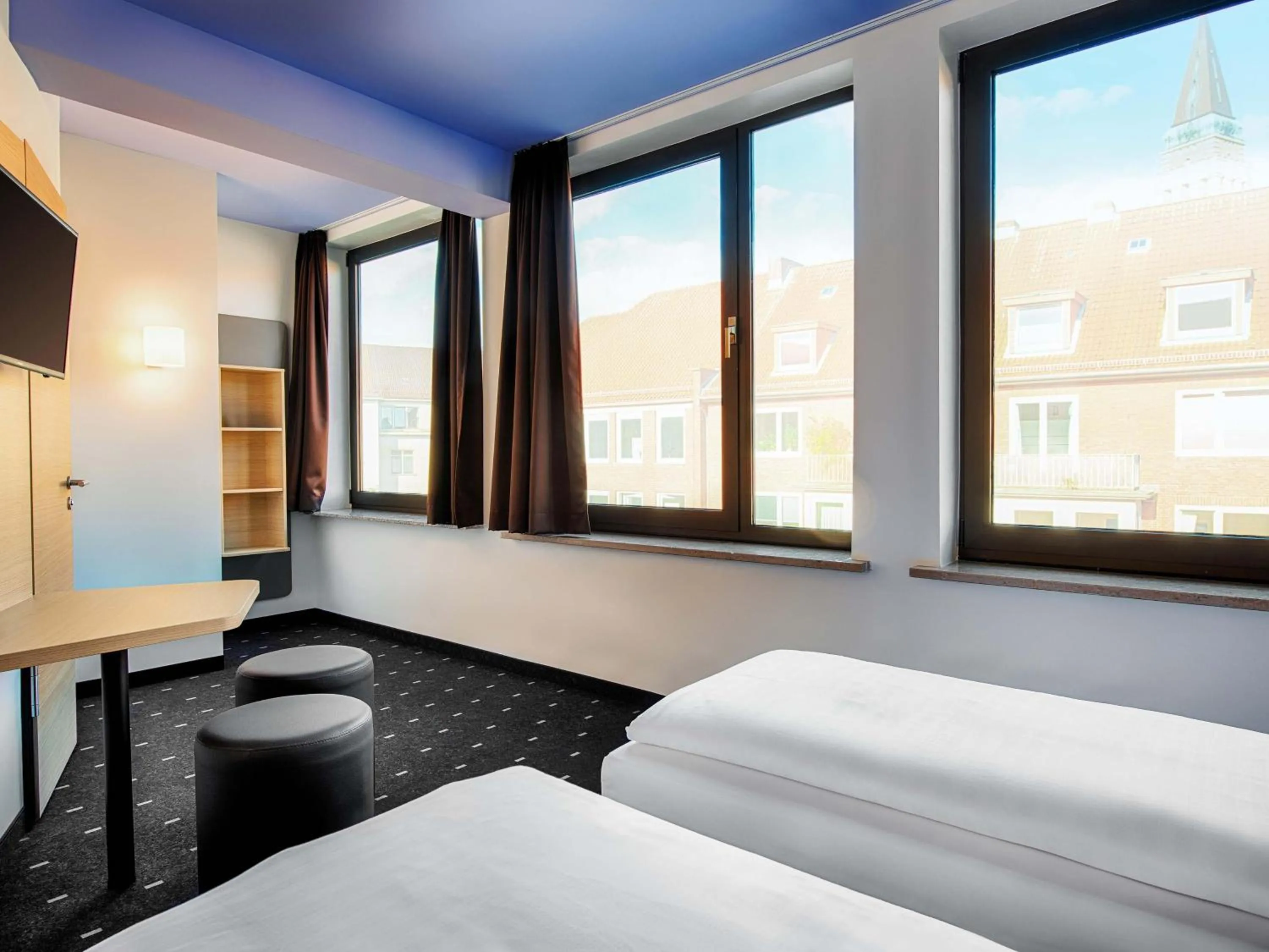 Photo of the whole room, Bed in B&B Hotel Kiel-Holstenbrücke