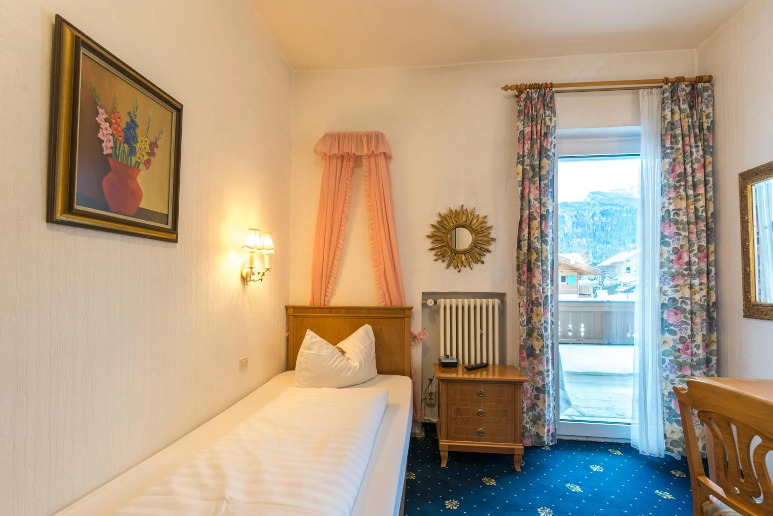 Photo of the whole room, Bed in Hotel garni Almenrausch und Edelweiss
