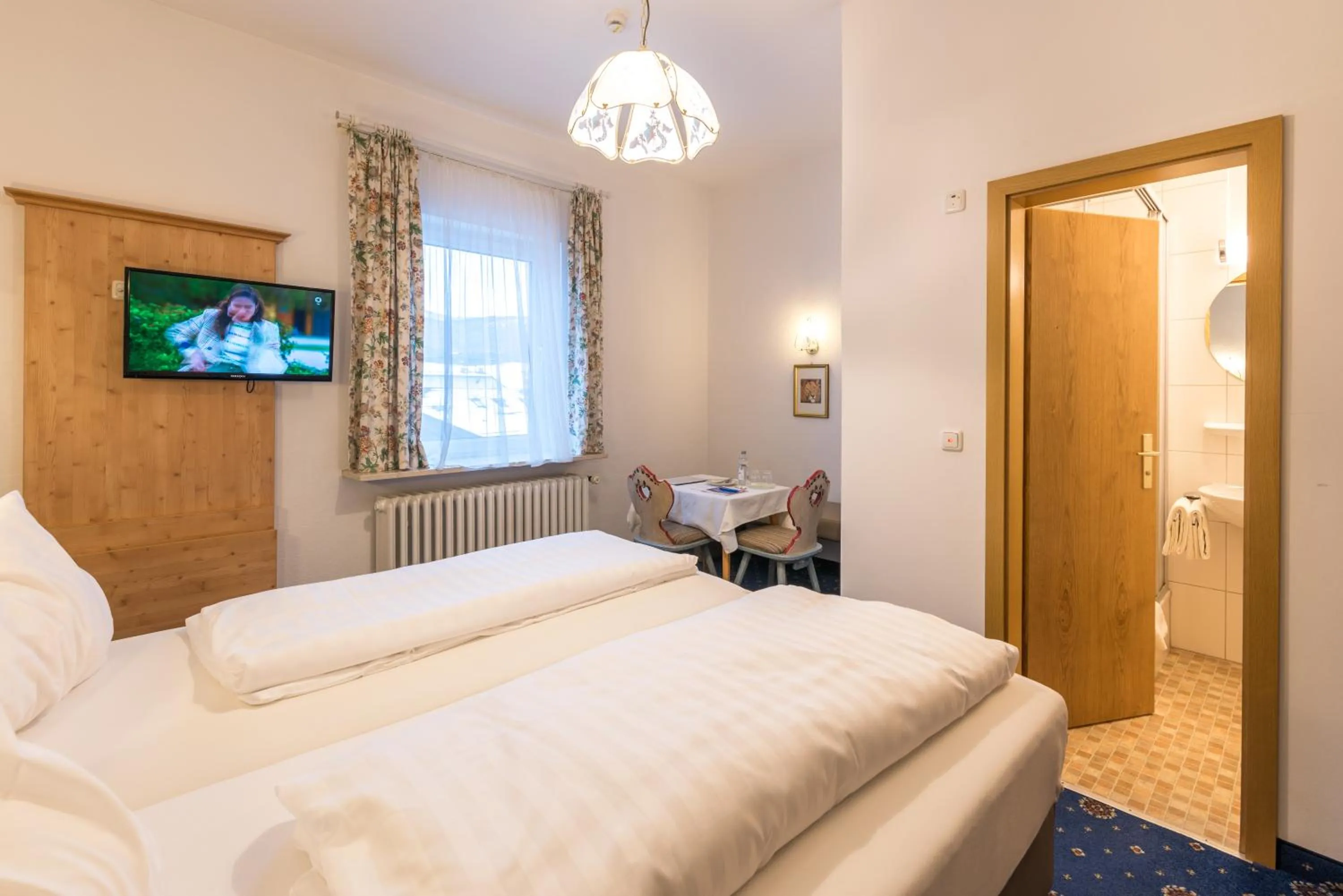 Photo of the whole room, Bed in Hotel garni Almenrausch und Edelweiss