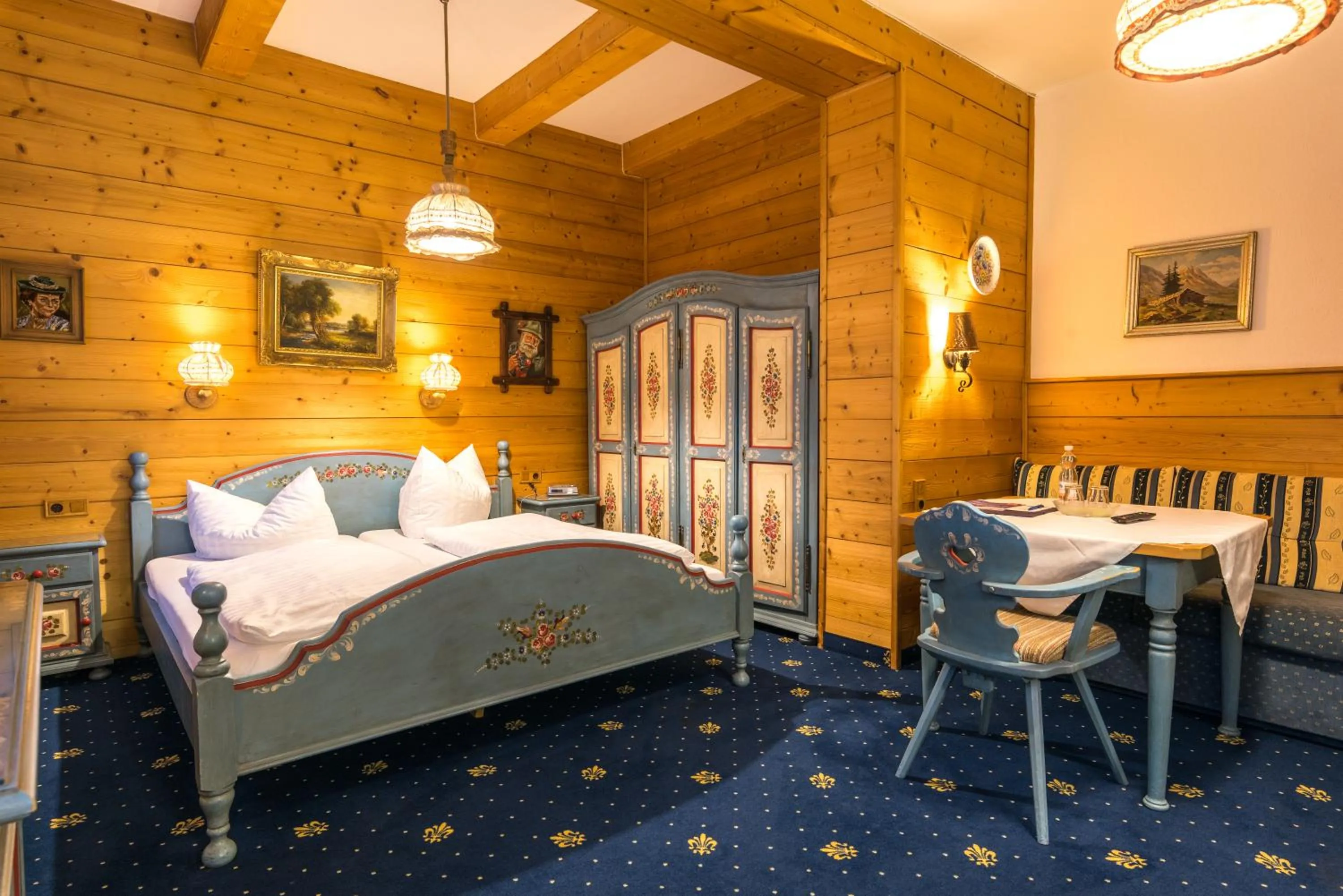 Photo of the whole room, Bed in Hotel garni Almenrausch und Edelweiss