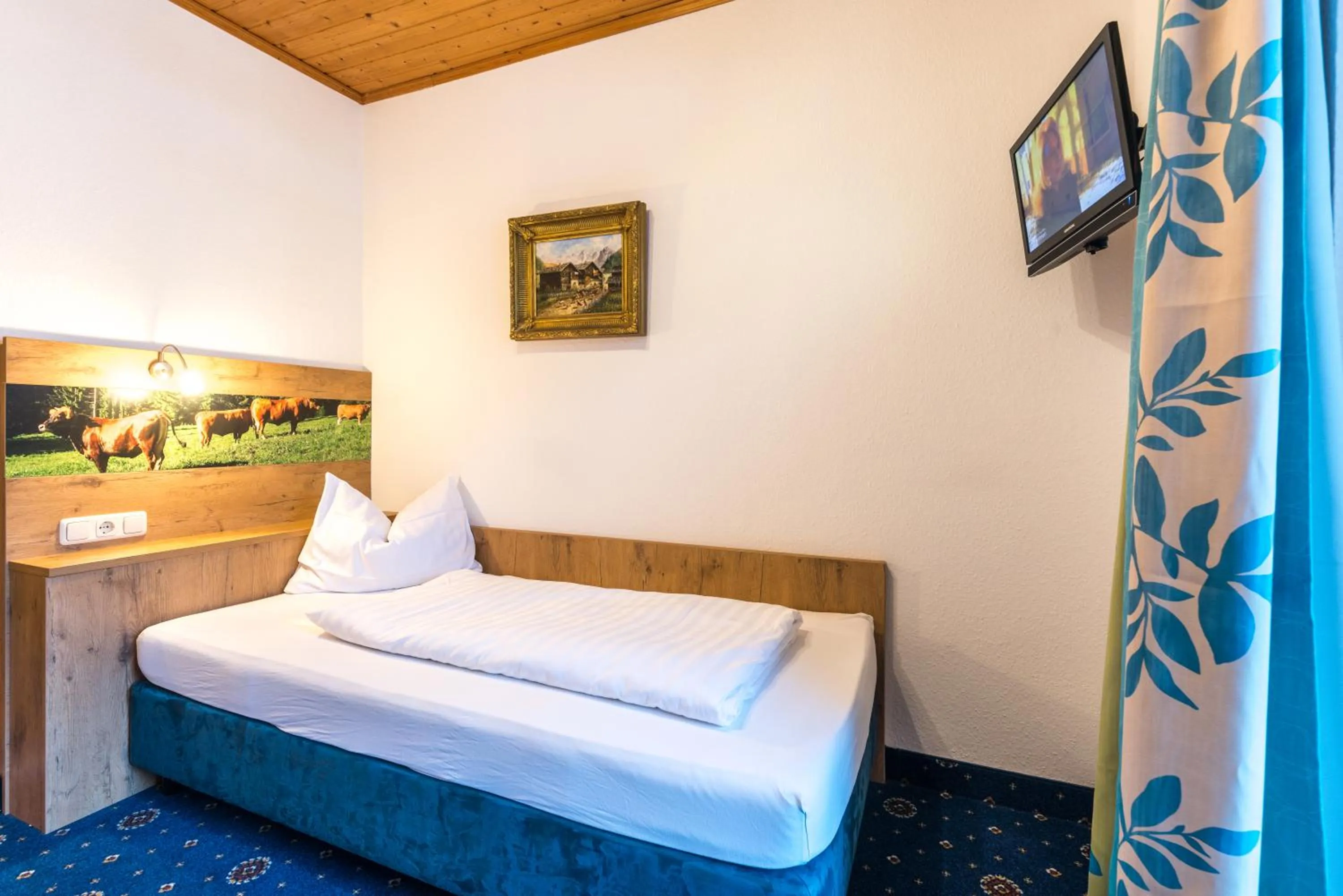 Photo of the whole room, Bed in Hotel garni Almenrausch und Edelweiss