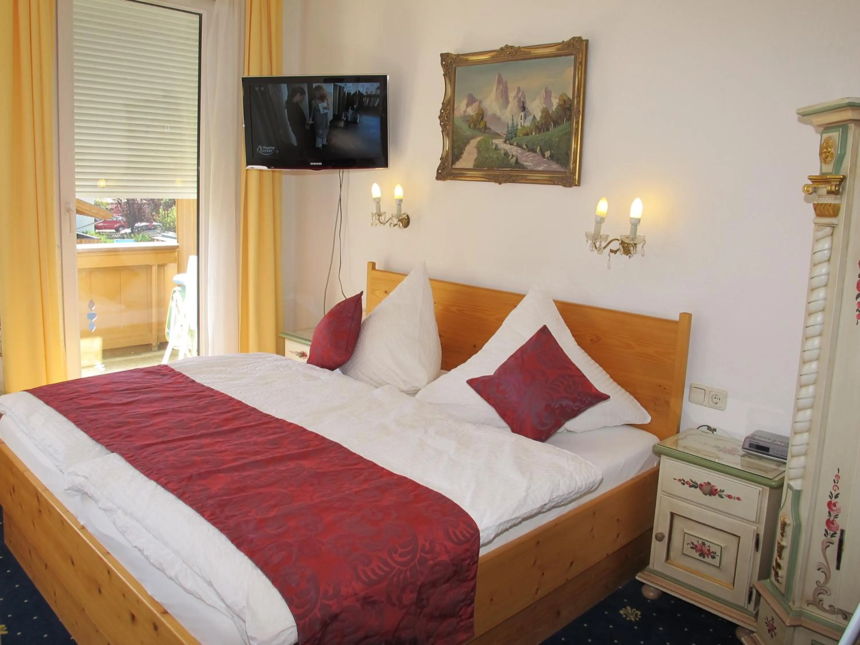 Bed in Hotel garni Almenrausch und Edelweiss