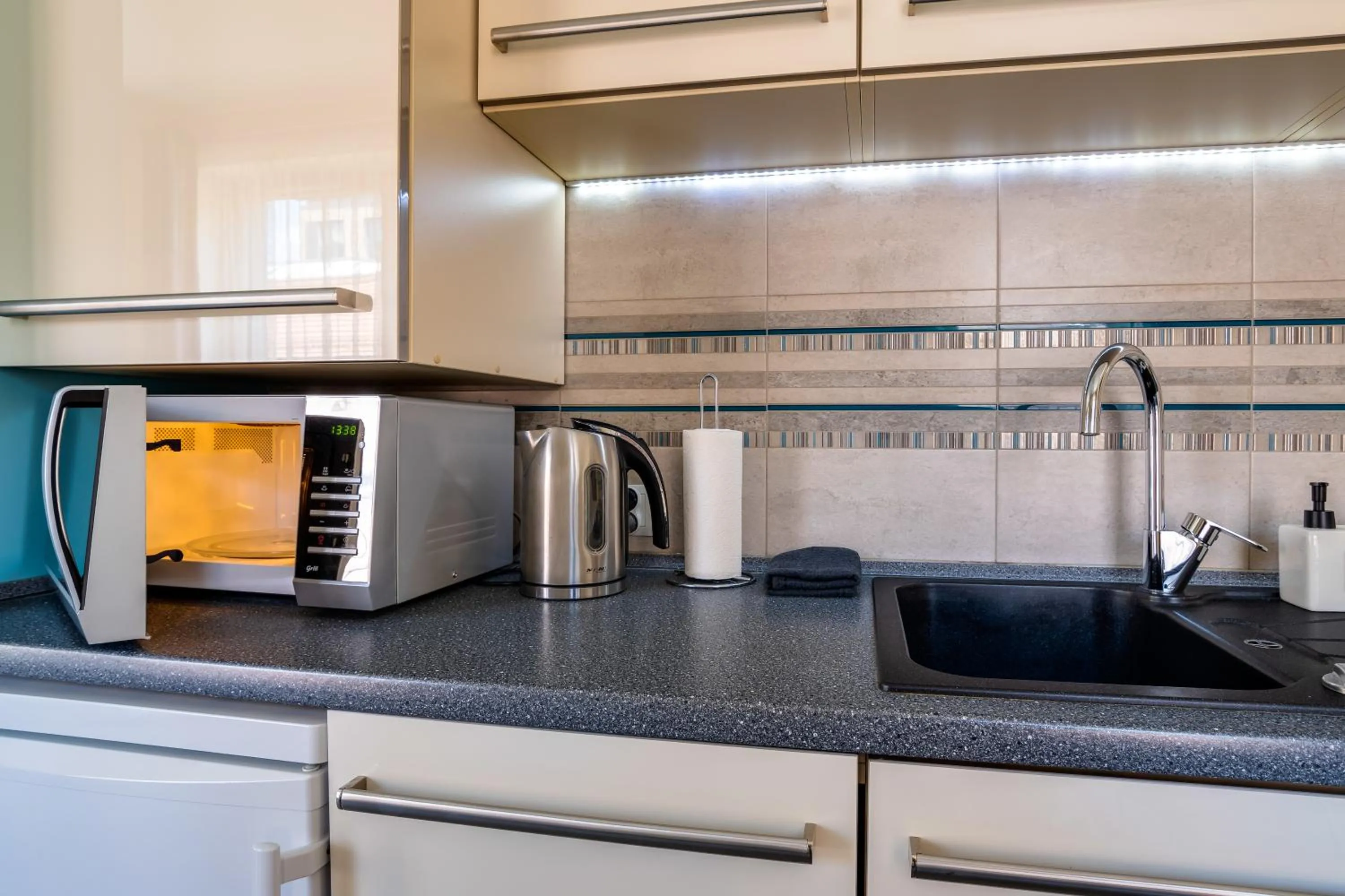 microwave in Apartamenty Prestige Browar Lubicz Stare Miasto