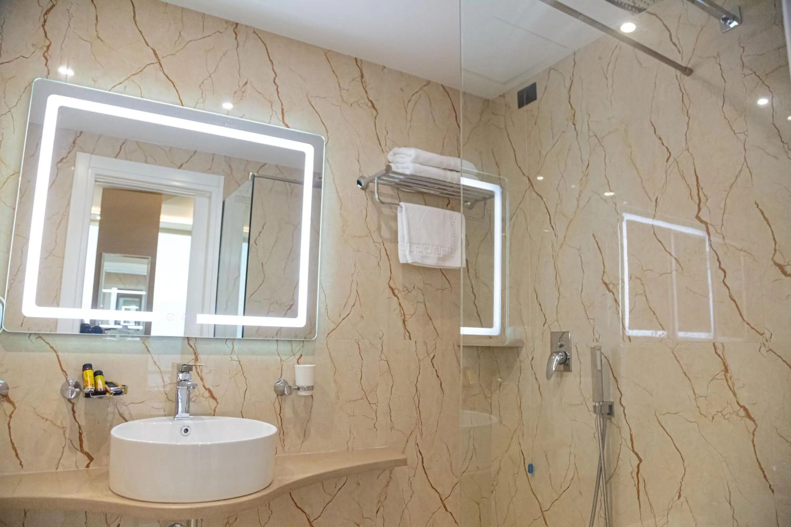 Shower in Kraal Hotel Vlore