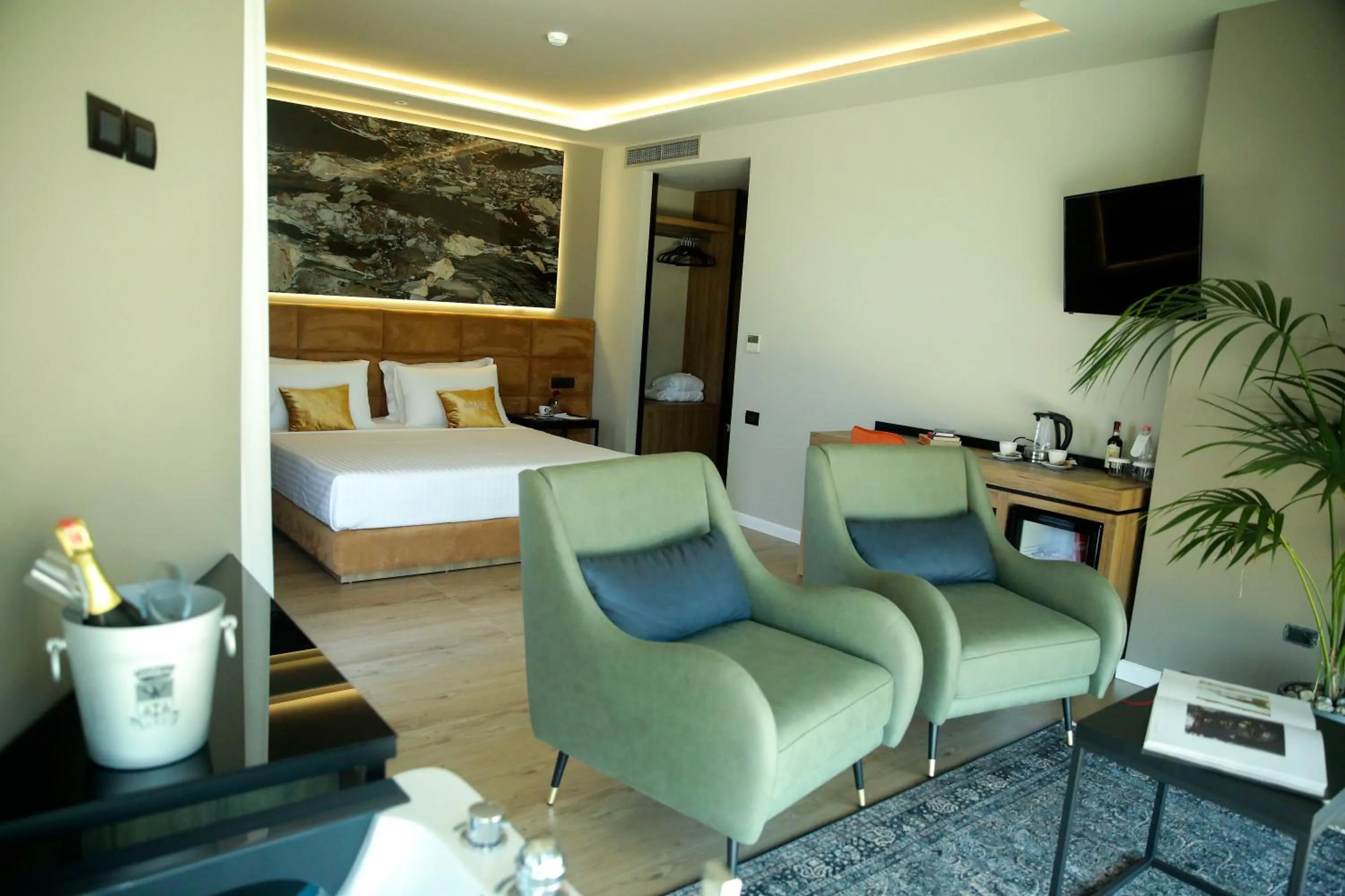 Living room, Bed in Kraal Hotel Vlore