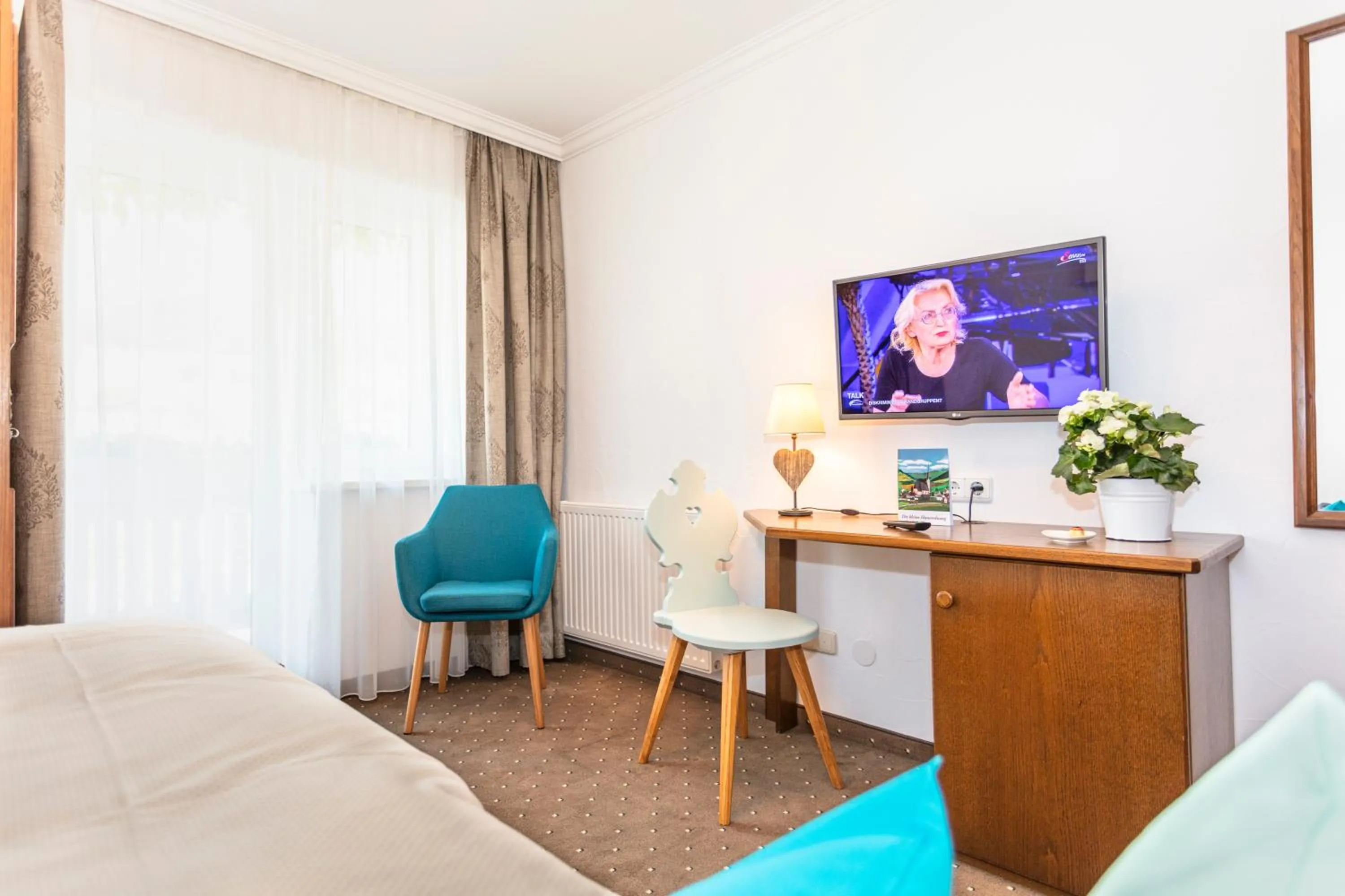 Seating area, Bed in Pension Pinzgauer Hof