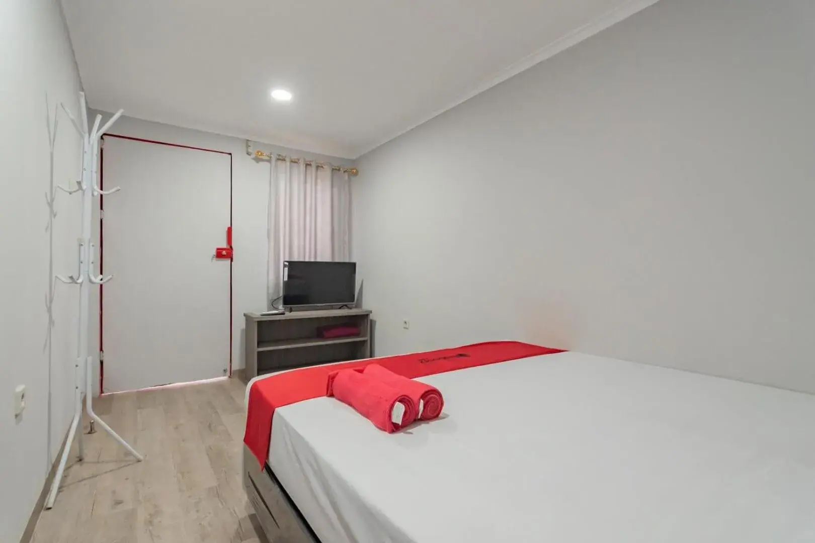 Bedroom, Bed in RedDoorz Plus near Lembang Park & Zoo Bedroom, Bed in RedDoorz Plus near Lembang Park & Zoo
