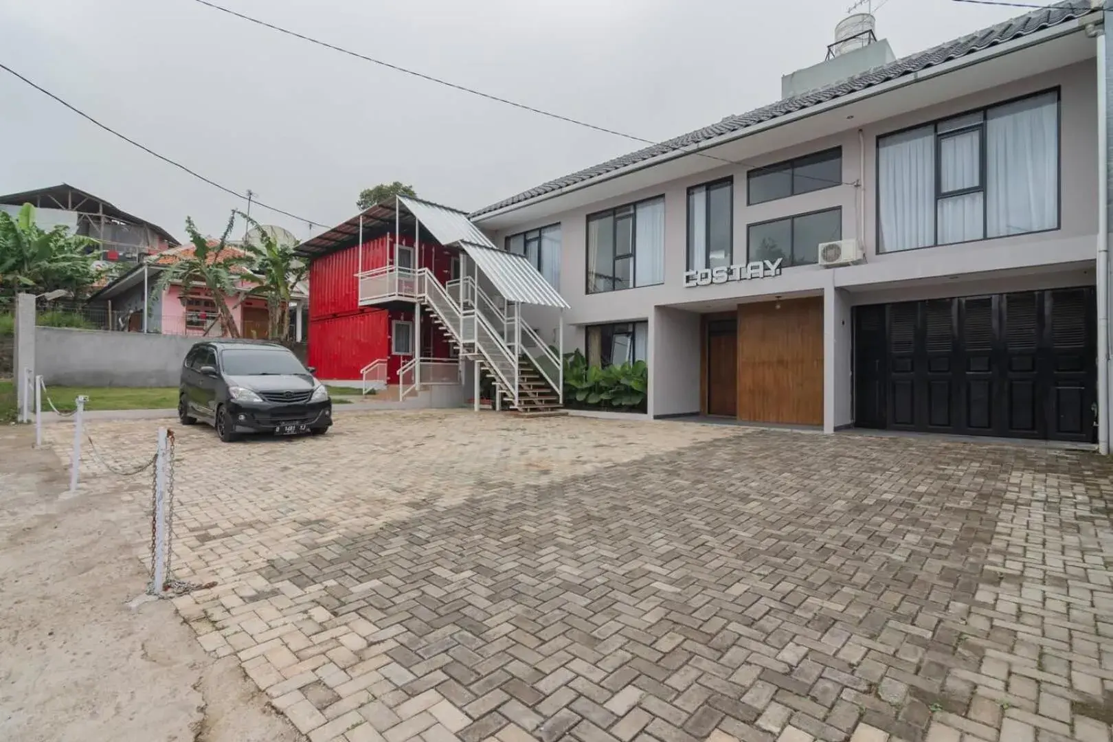 Facade/entrance in RedDoorz Plus near Lembang Park & Zoo Facade/entrance in RedDoorz Plus near Lembang Park & Zoo