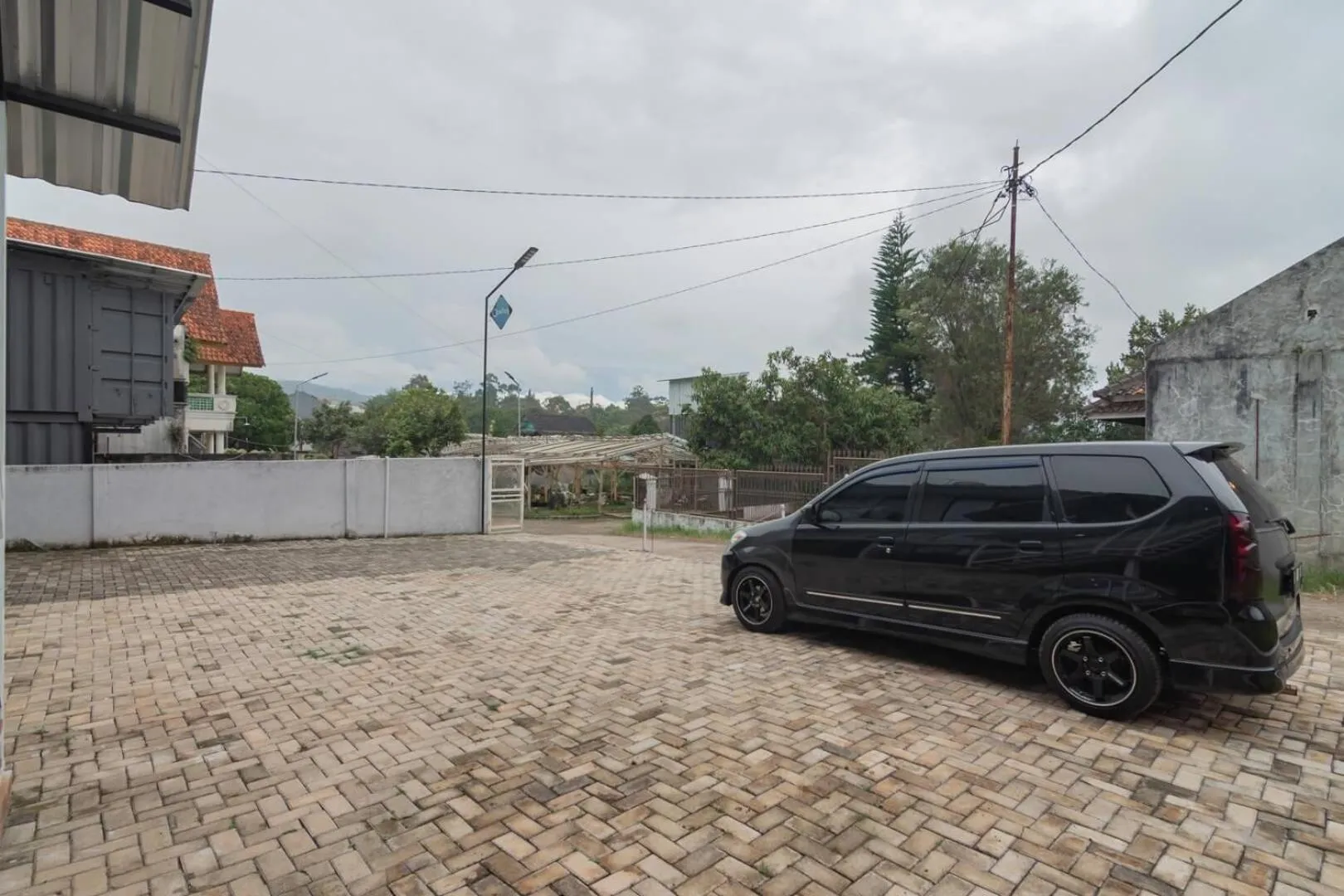 Parking in RedDoorz Plus near Lembang Park & Zoo