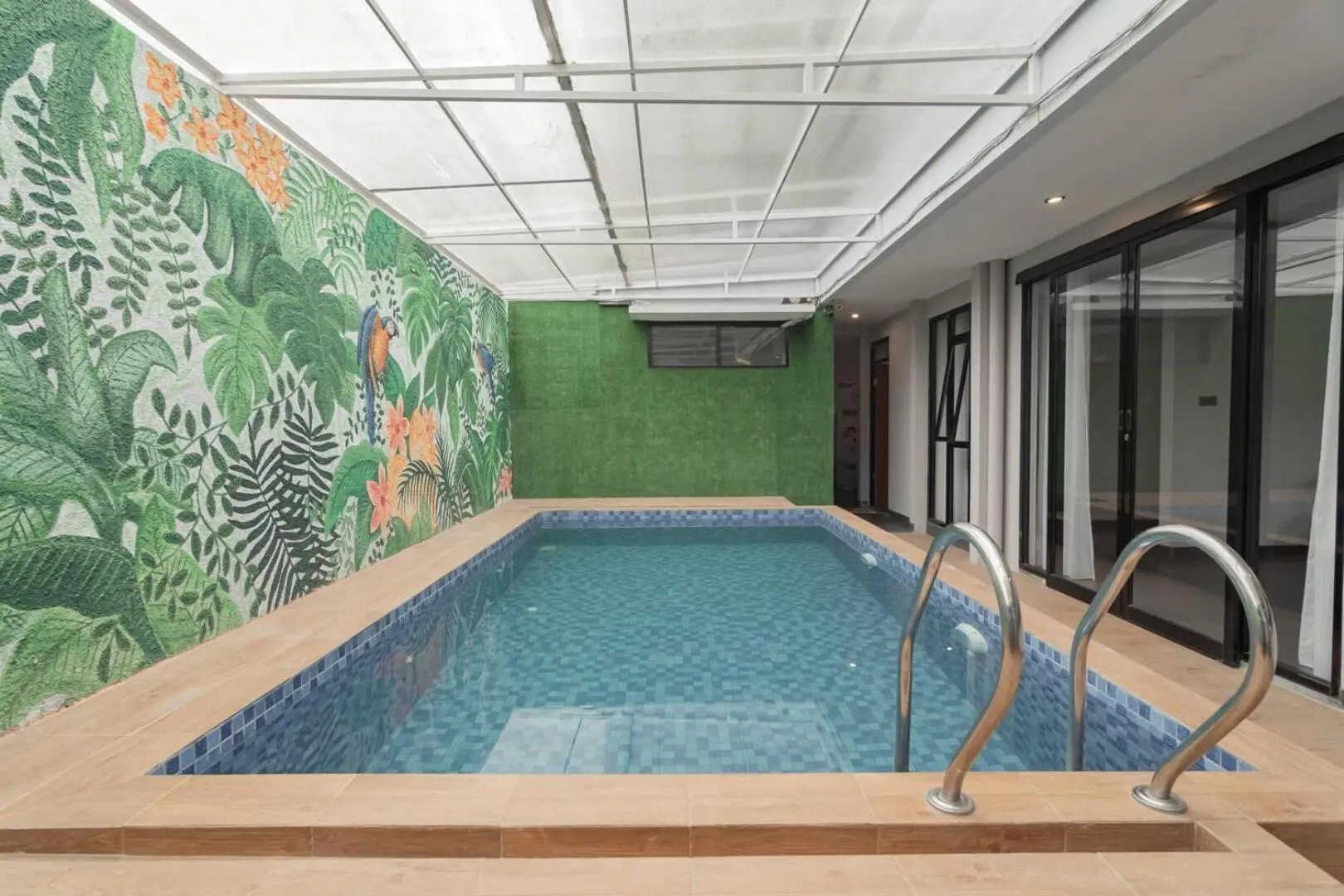 Swimming pool in RedDoorz Plus near Lembang Park & Zoo