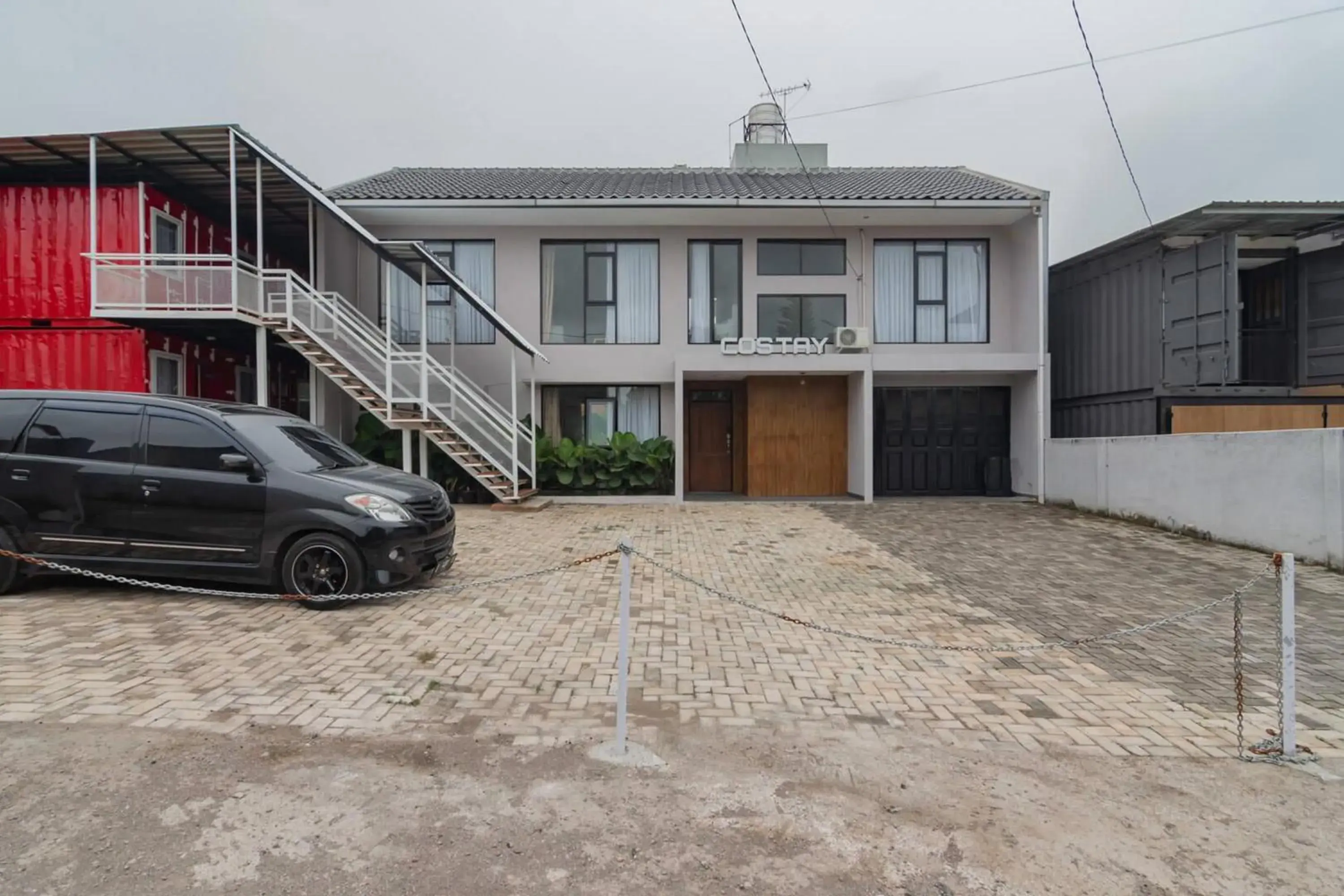 Facade/entrance in RedDoorz Plus near Lembang Park & Zoo Facade/entrance in RedDoorz Plus near Lembang Park & Zoo