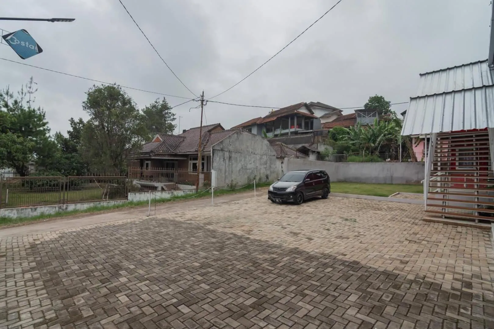 Parking in RedDoorz Plus near Lembang Park & Zoo