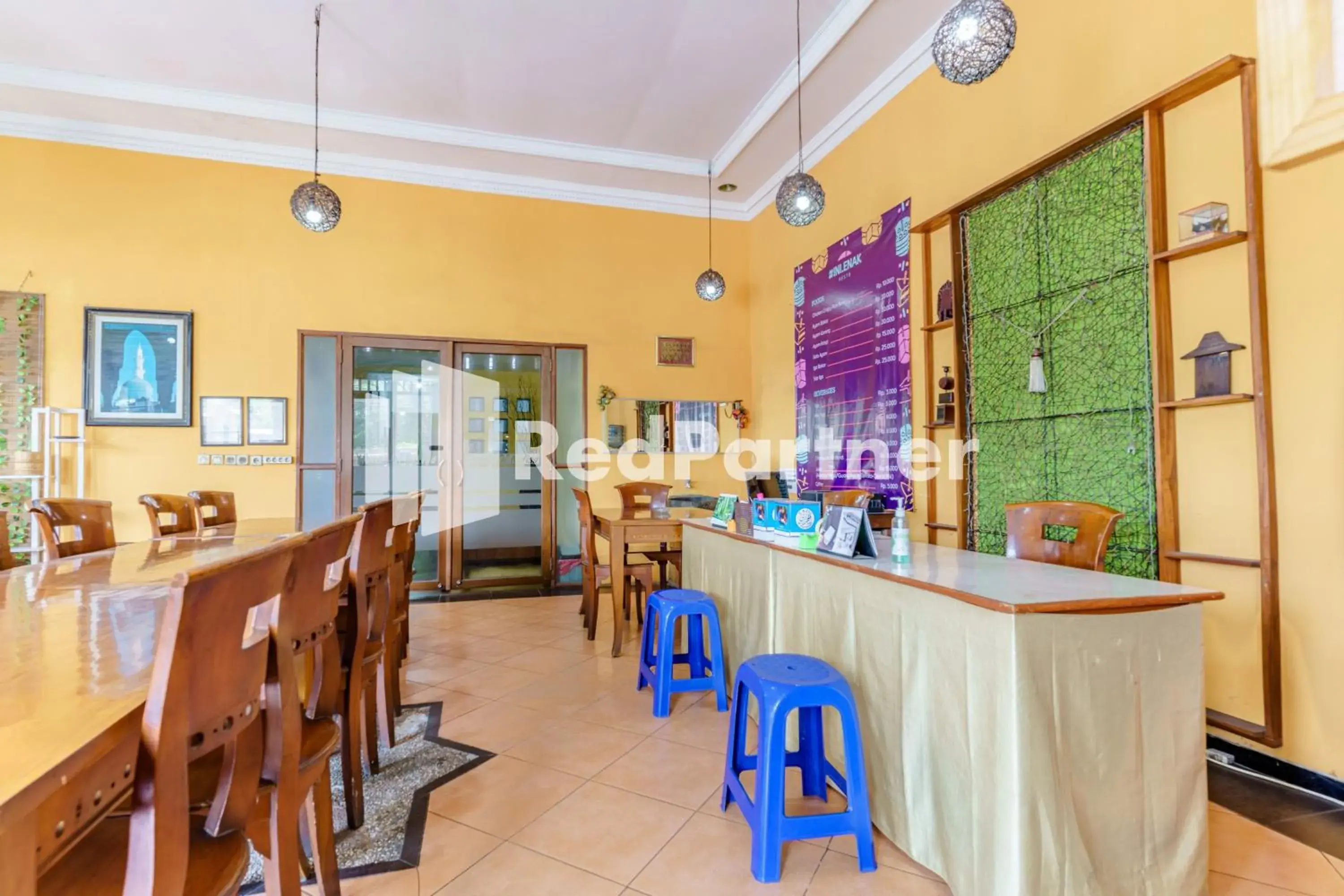 Restaurant/places to eat in Nafisa Homestay Syariah Near Jatim Park 3 Batu Mitra RedDoorz Restaurant/places to eat in Nafisa Homestay Syariah Near Jatim Park 3 Batu Mitra RedDoorz