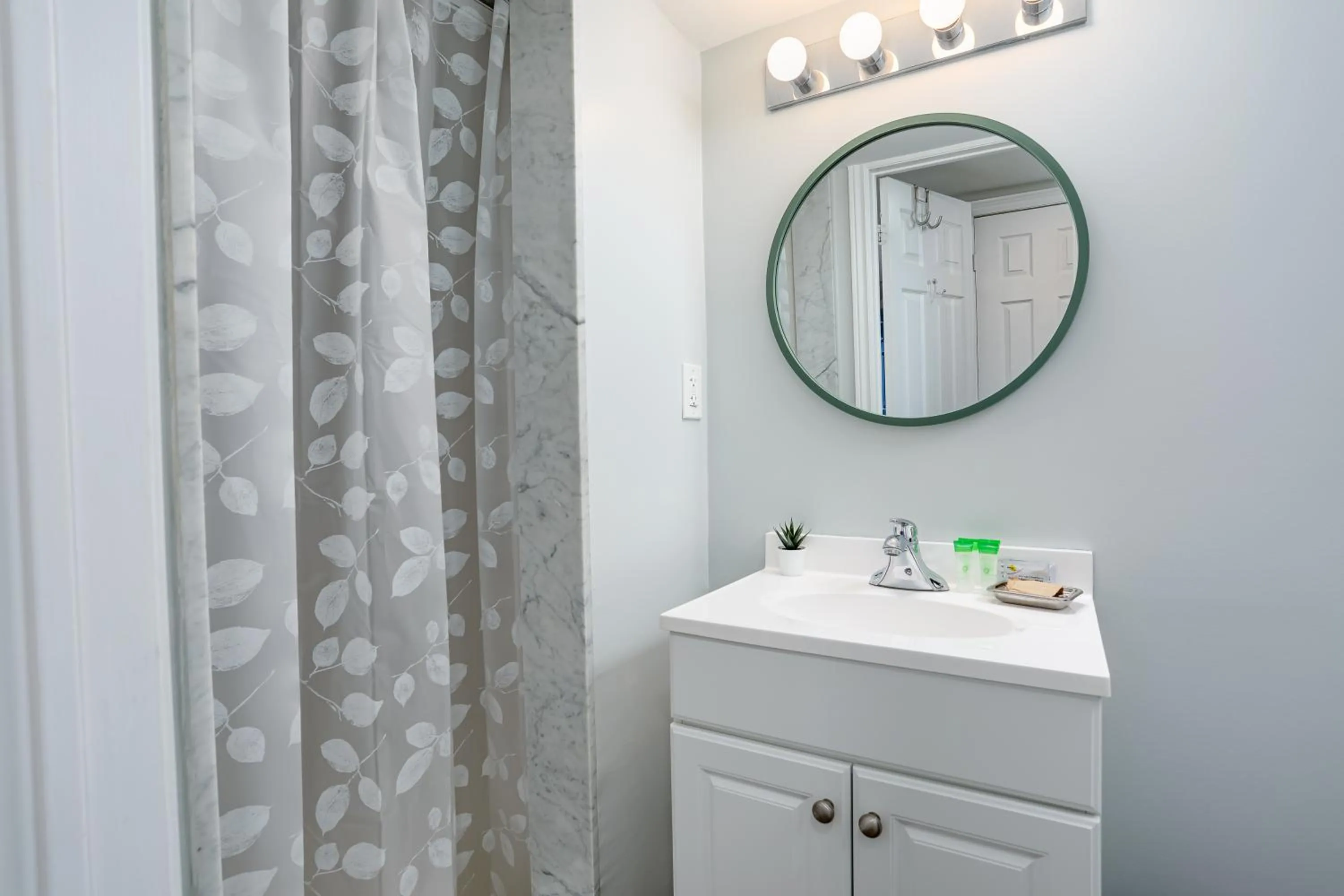 Wintergreen Retreat with Private Sauna & Patio 82291