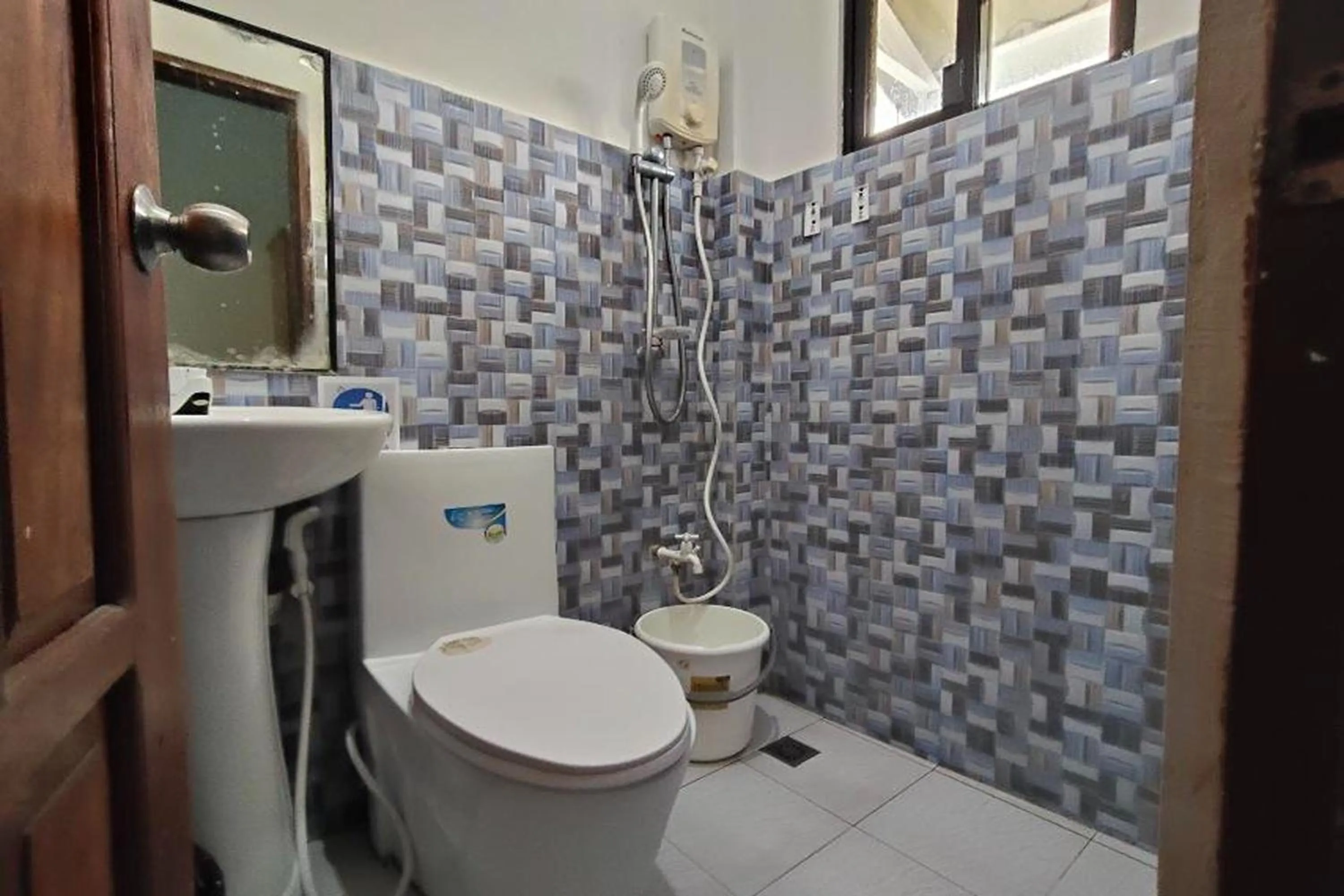 Toilet in RBR Hotel and Restaurant near Hundred Islands