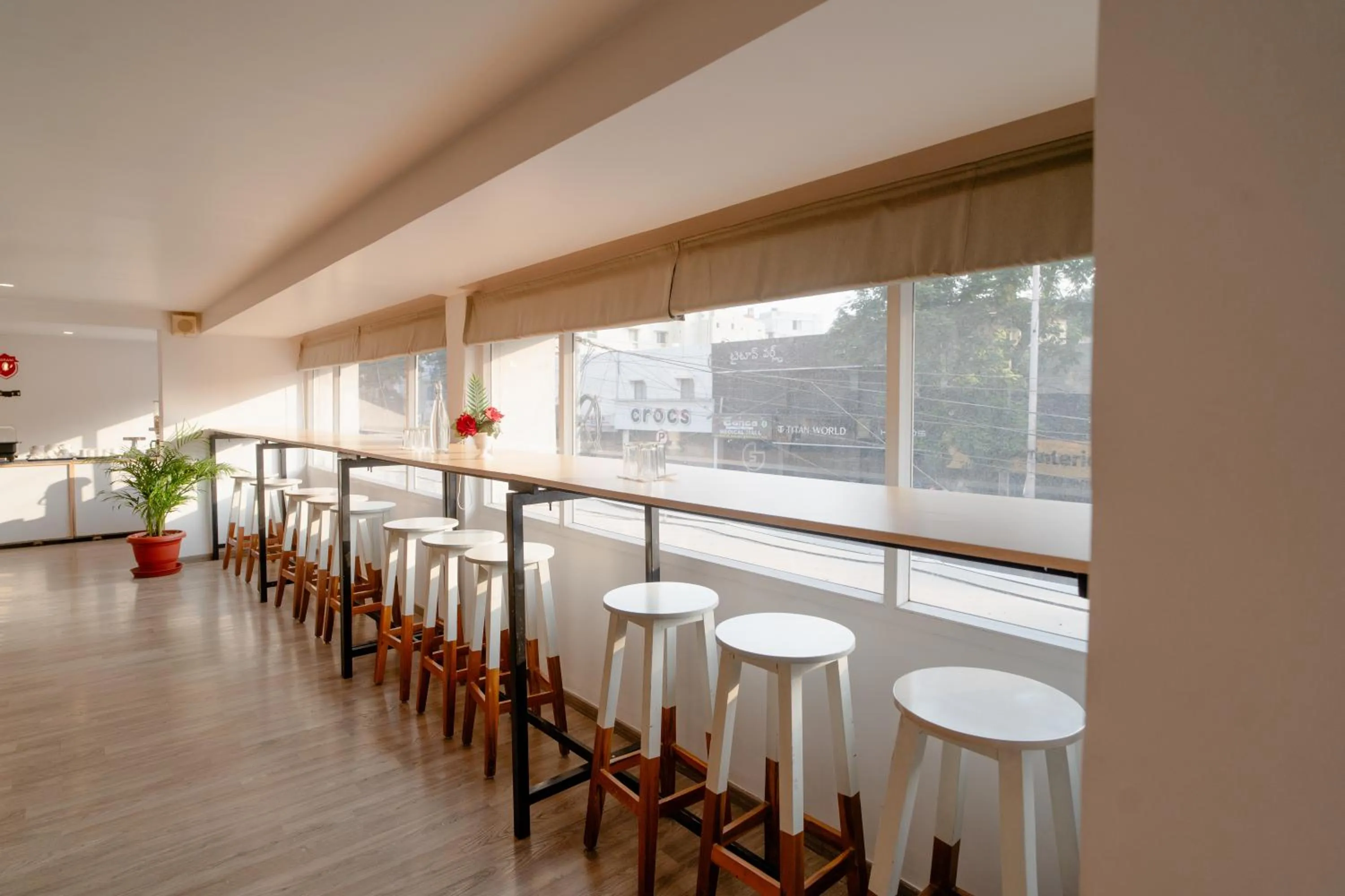 Restaurant/places to eat in Hotel Asrani International