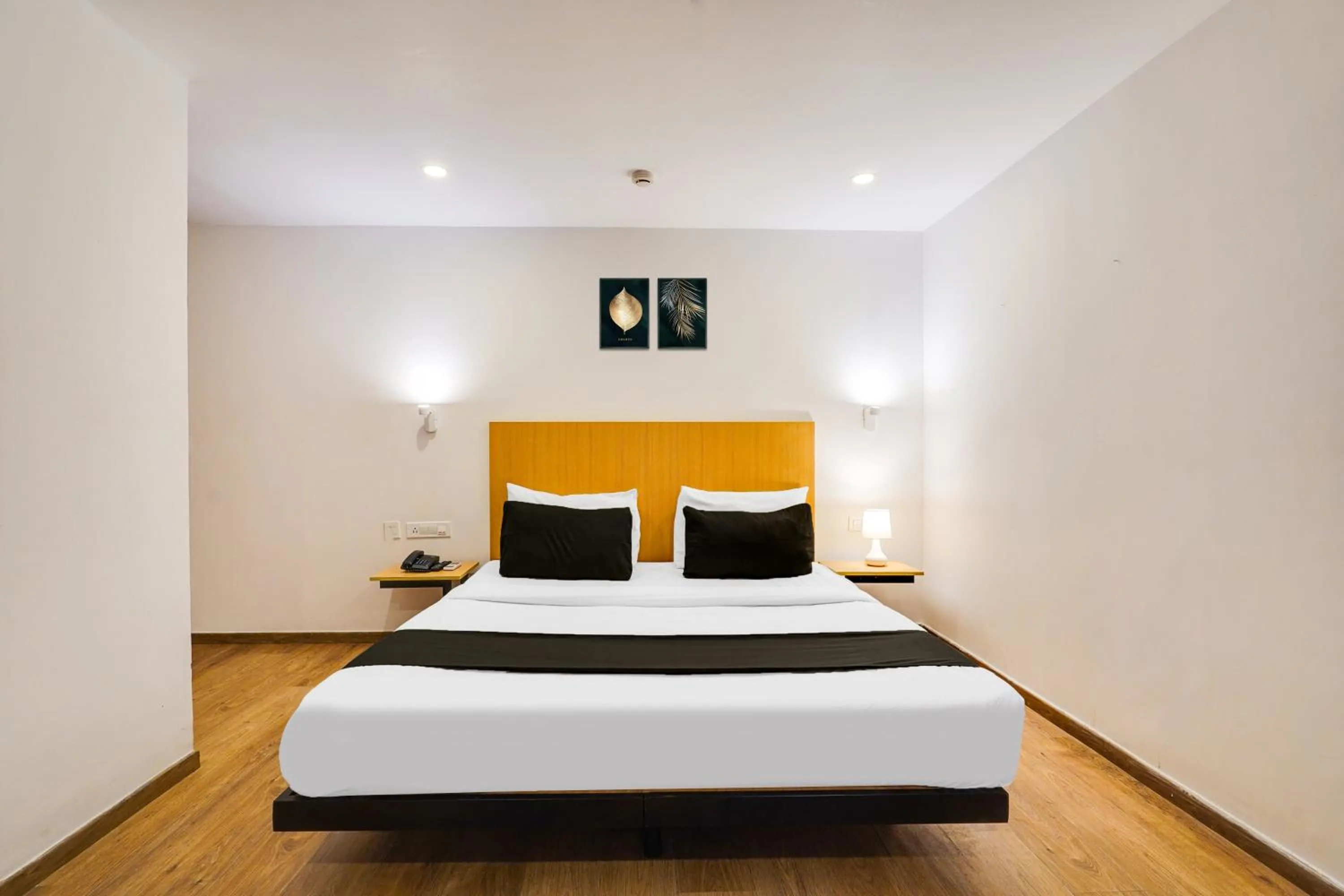 Bedroom in Super Townhouse Oak Indiranagar