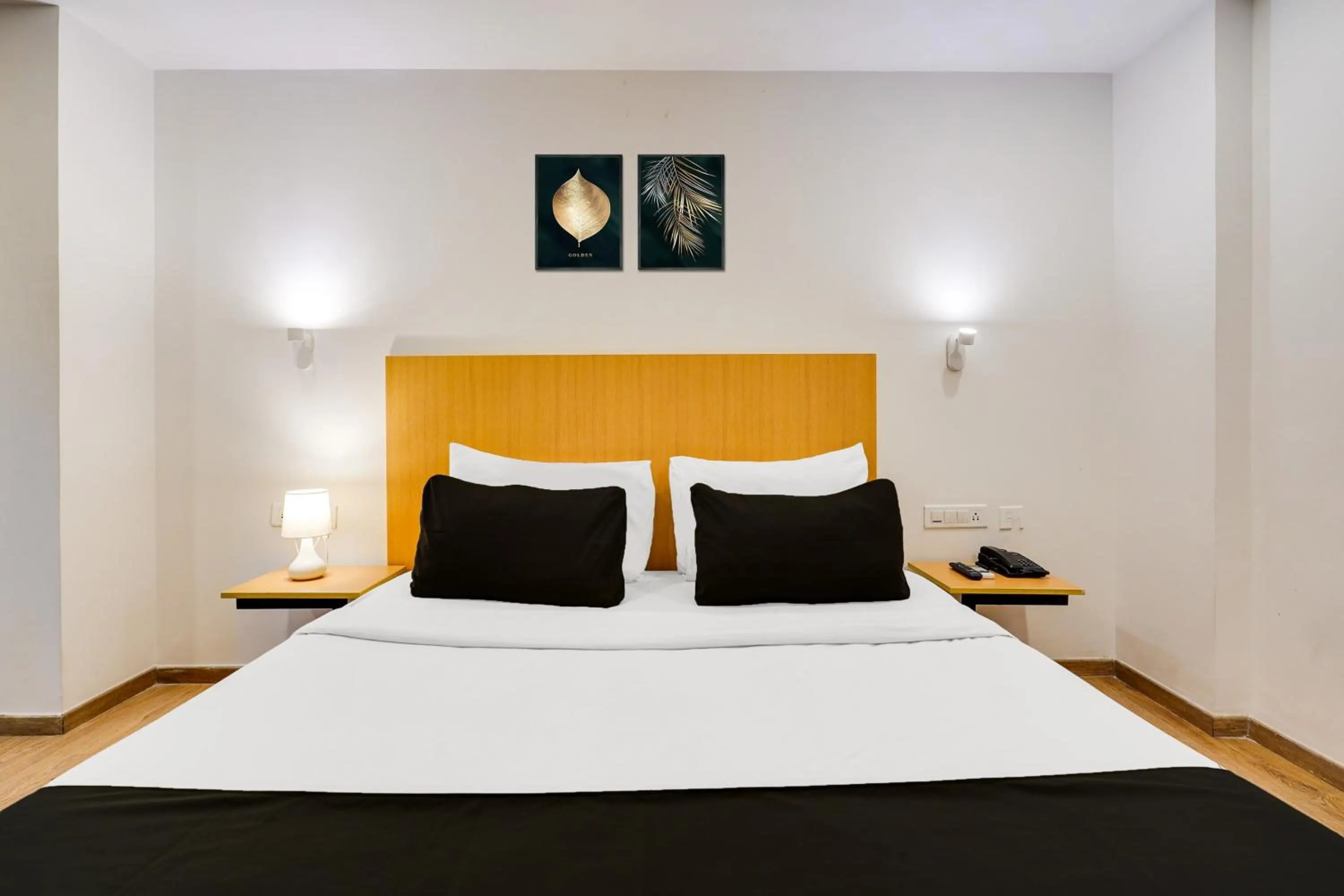 Bedroom in Super Townhouse Oak Indiranagar