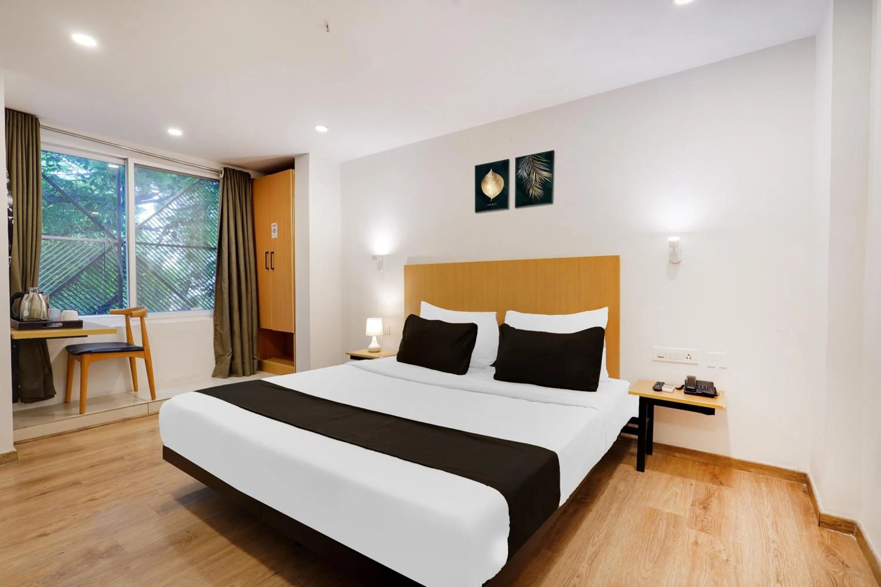 Bedroom in Super Townhouse Oak Indiranagar