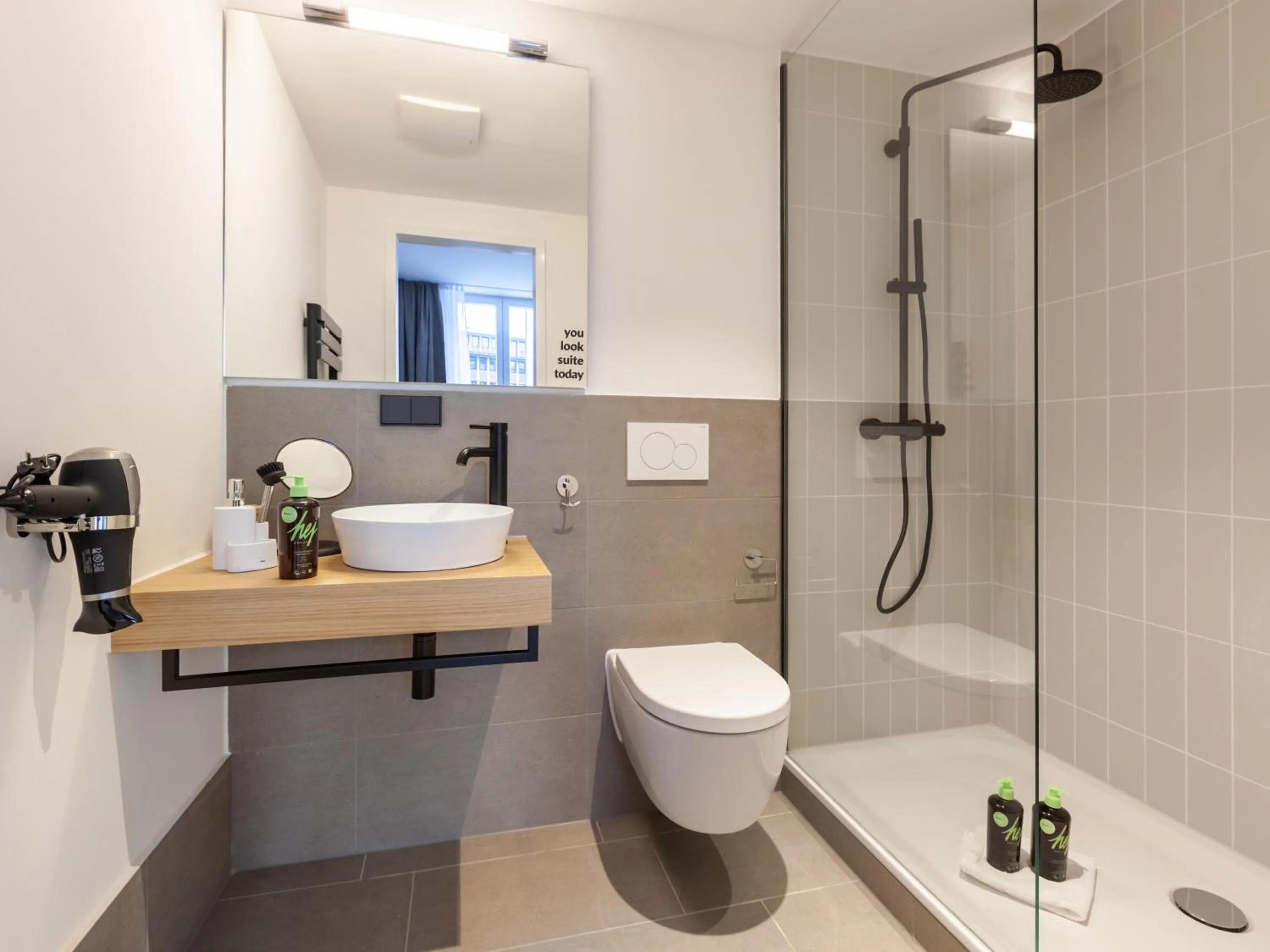 Shower in Limehome Bremen Hutfilterstraße