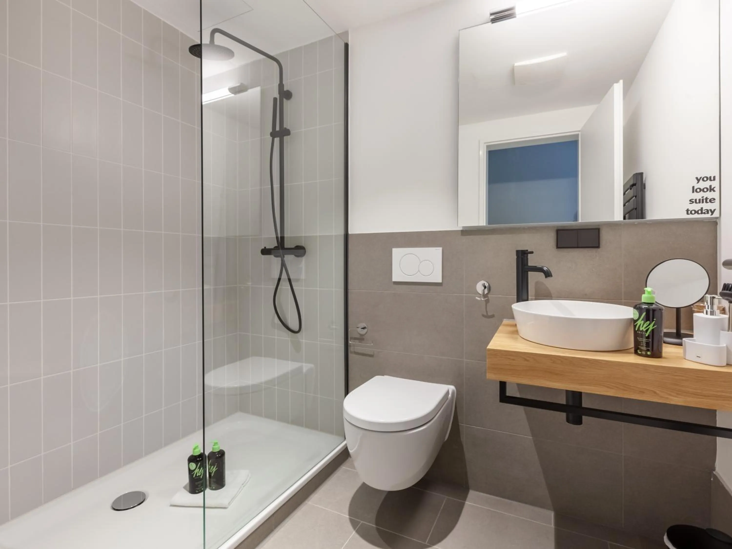 Shower in Limehome Bremen Hutfilterstraße