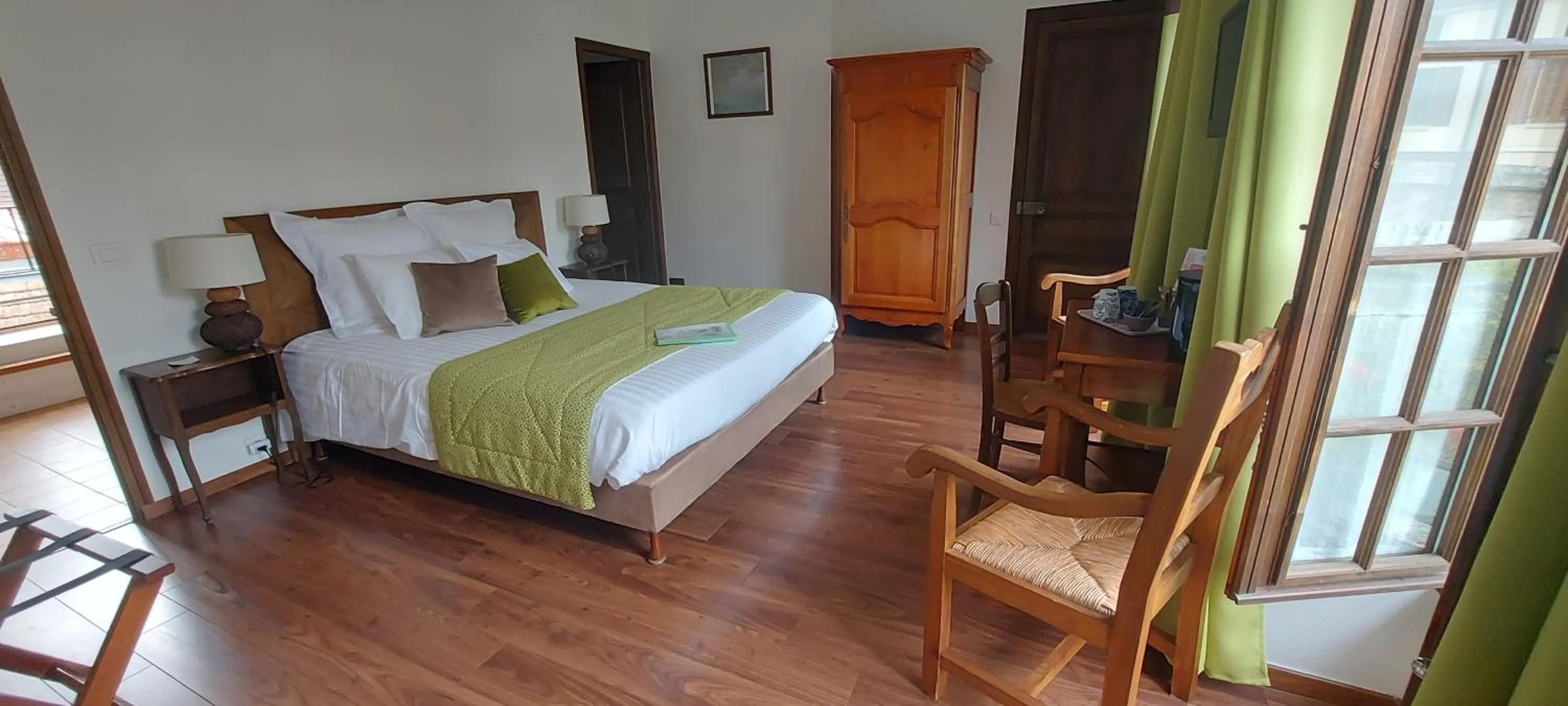 Property building, Bed in Au Relais de Chaussy