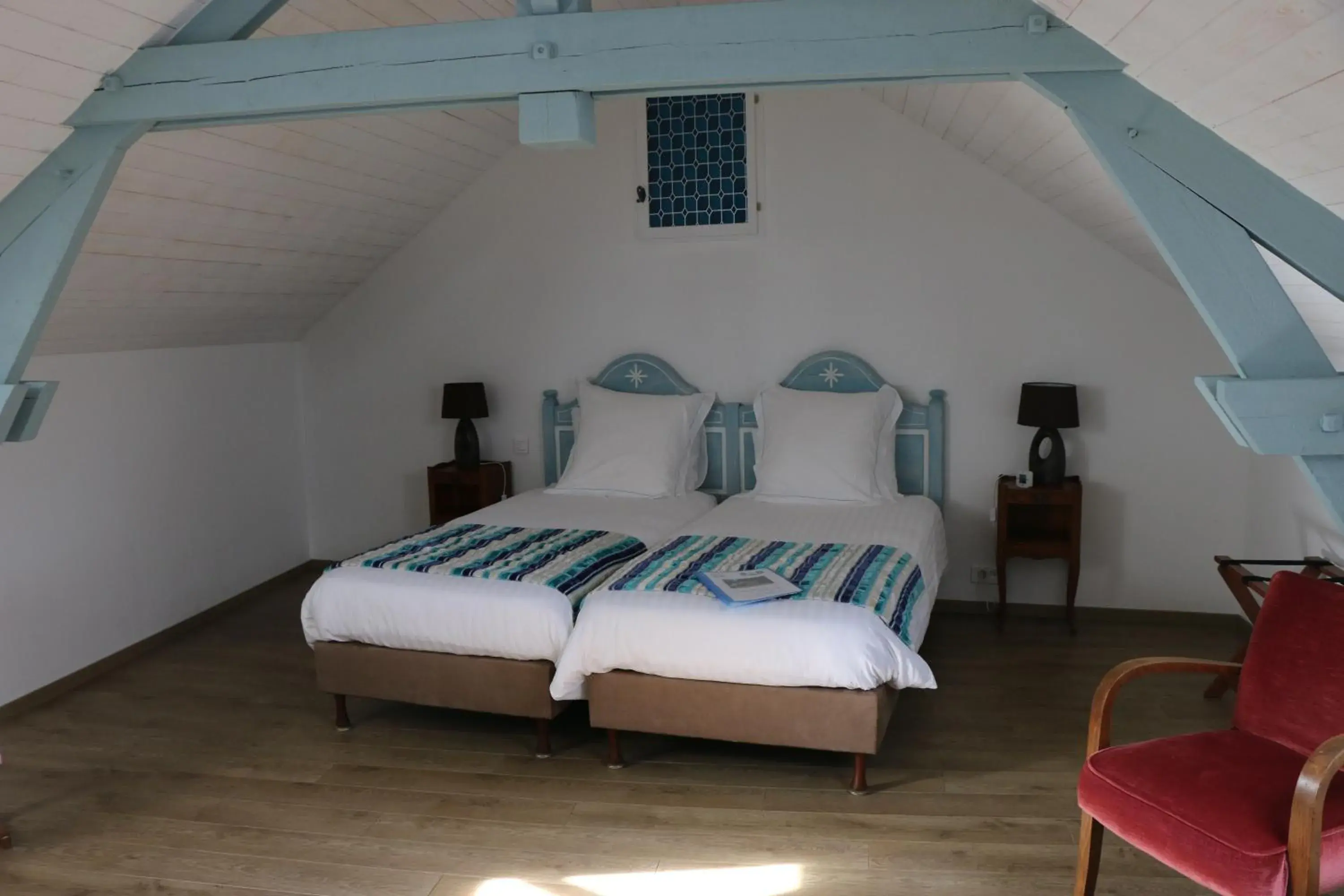 Twin Room with Extra Bed - single occupancy in Au Relais de Chaussy Twin Room with Extra Bed - single occupancy in Au Relais de Chaussy