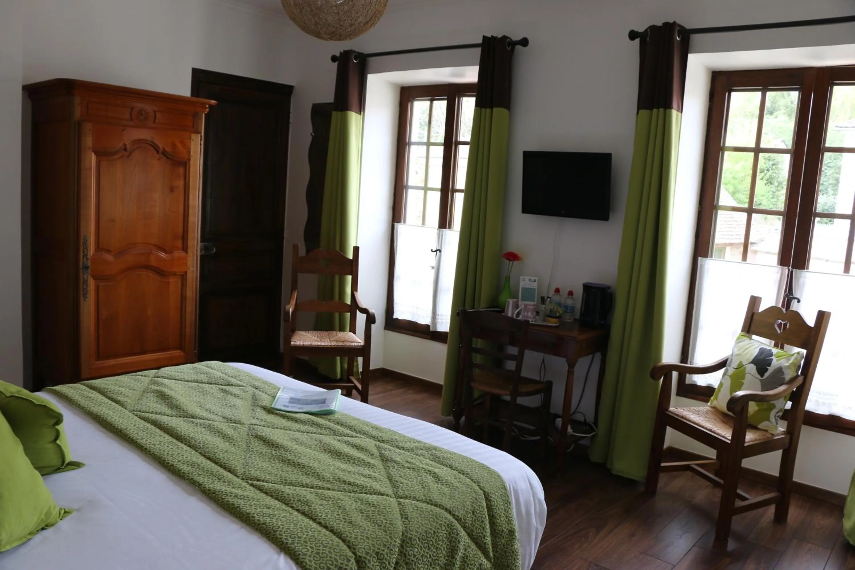 Photo of the whole room, Bed in Au Relais de Chaussy