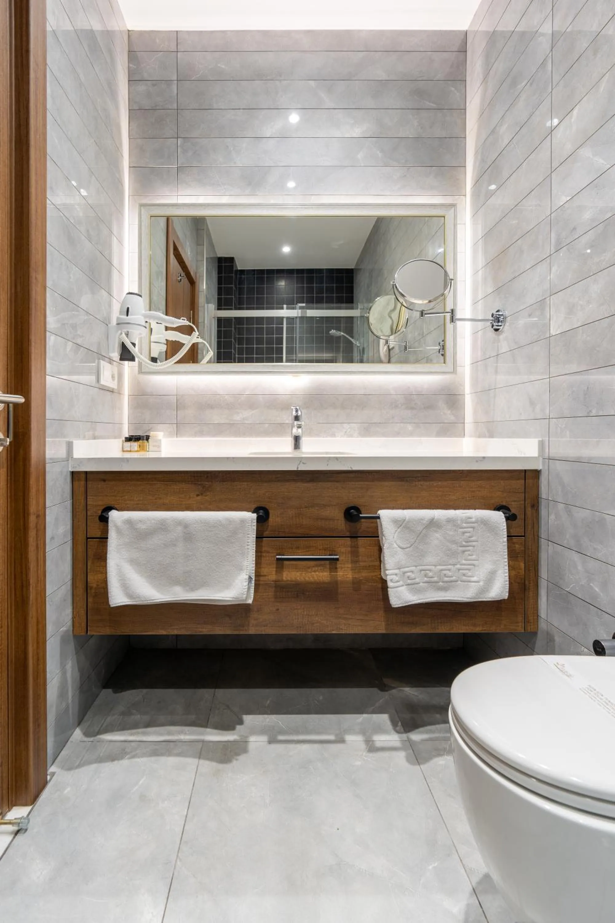 Shower in Mardy Suit Hotel