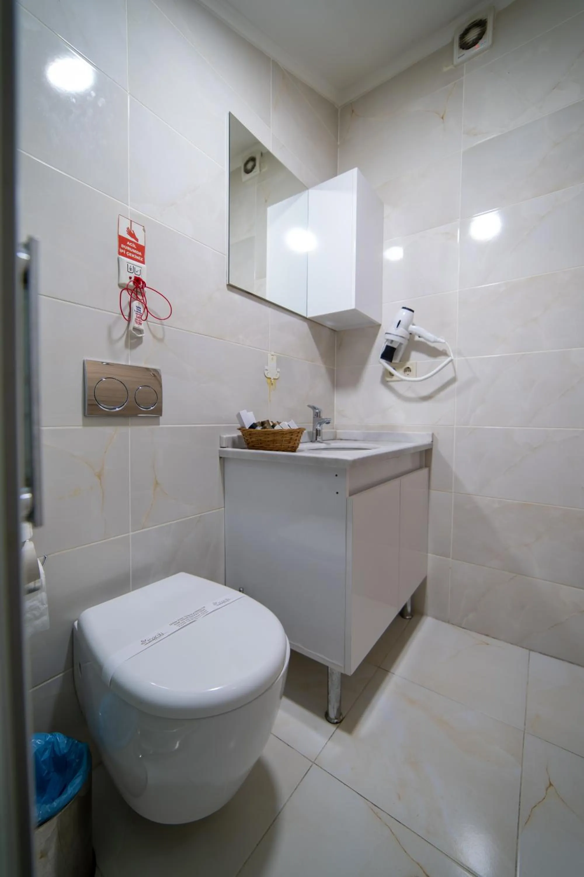 Shower in Mardy Suit Hotel