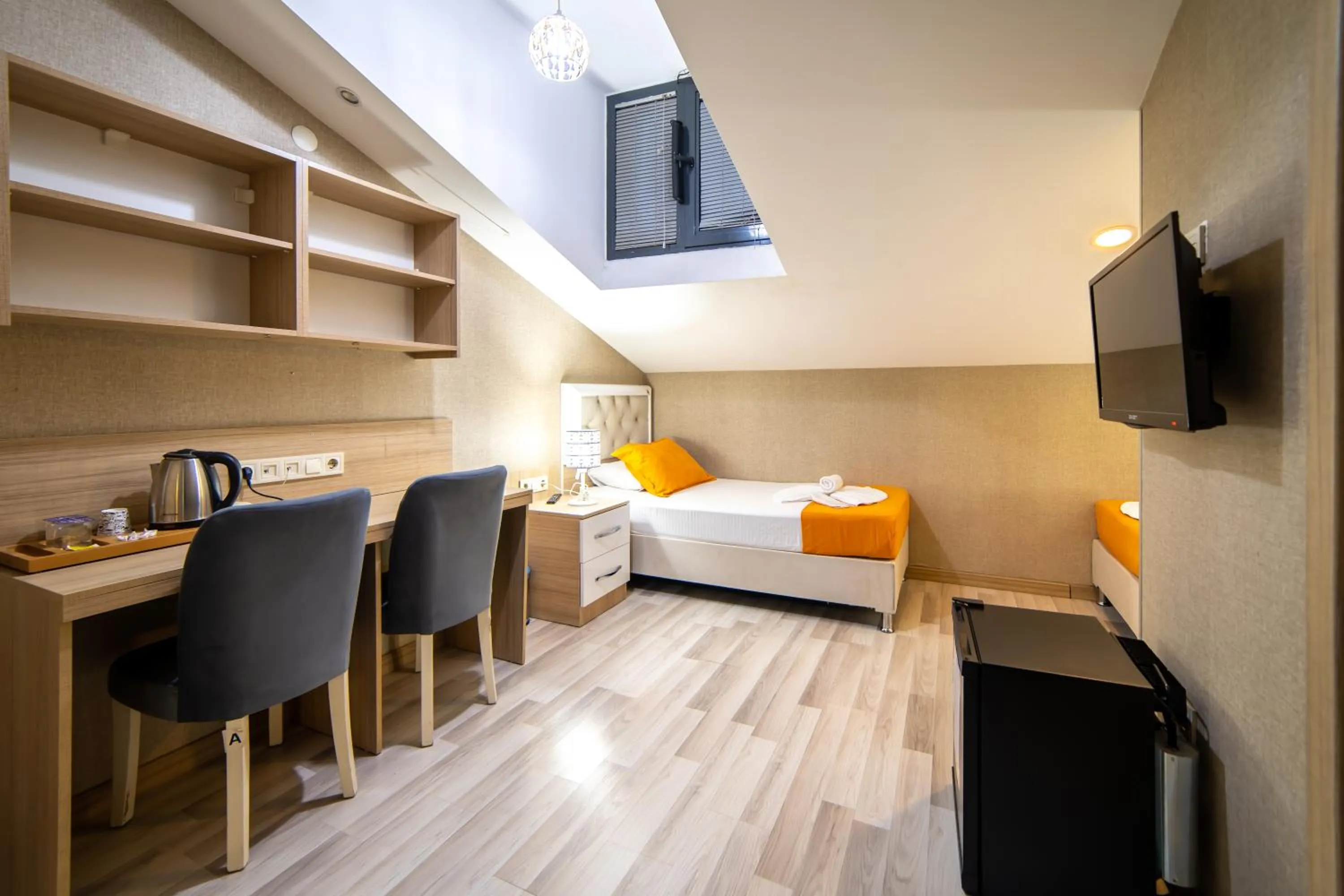 TV and multimedia, Bed in Mardy Suit Hotel