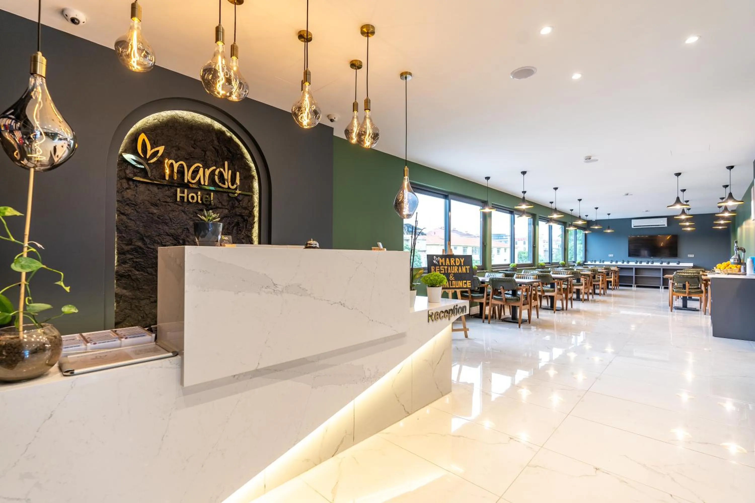 Restaurant/places to eat in Mardy Suit Hotel