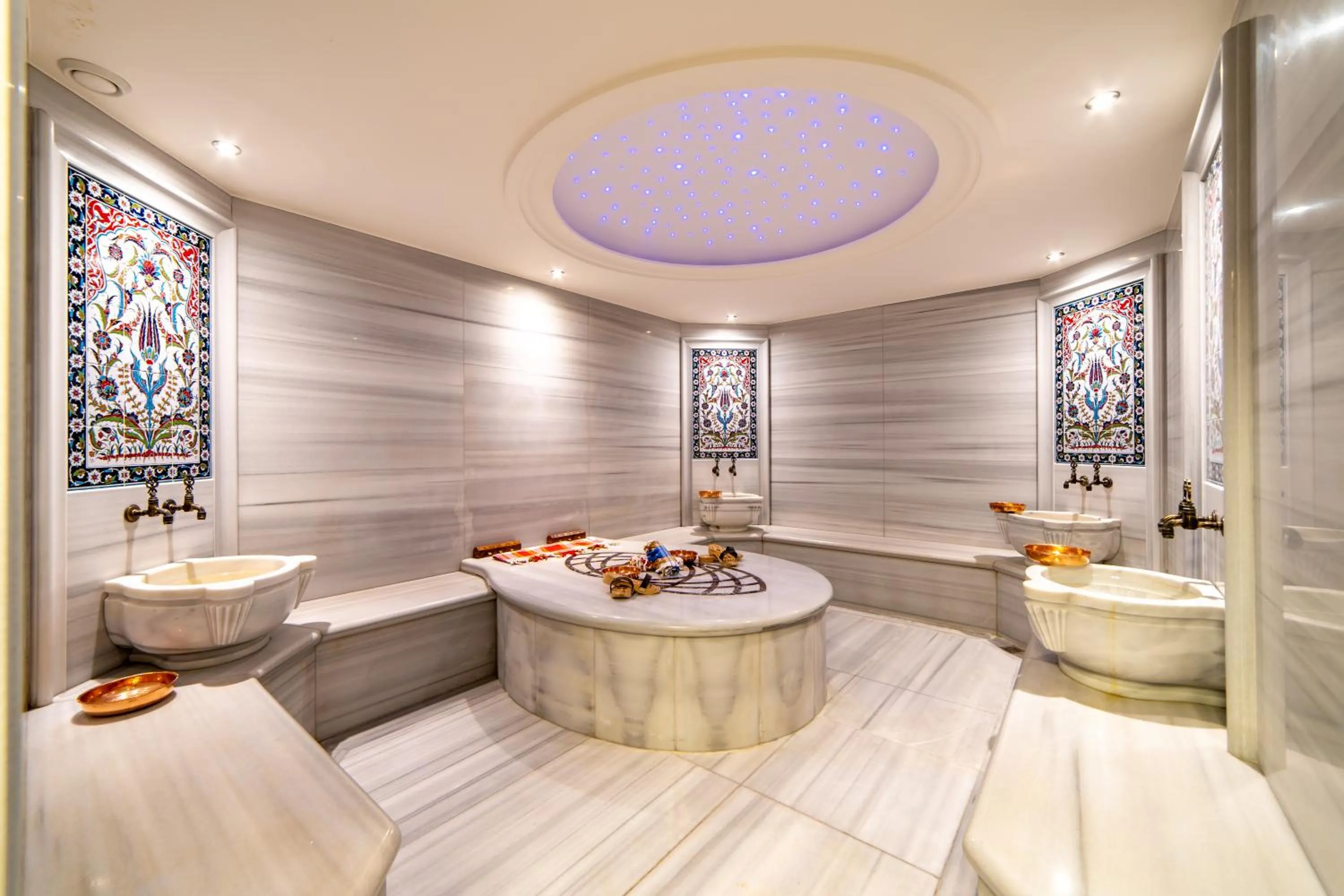 Public Bath in Mardy Suit Hotel