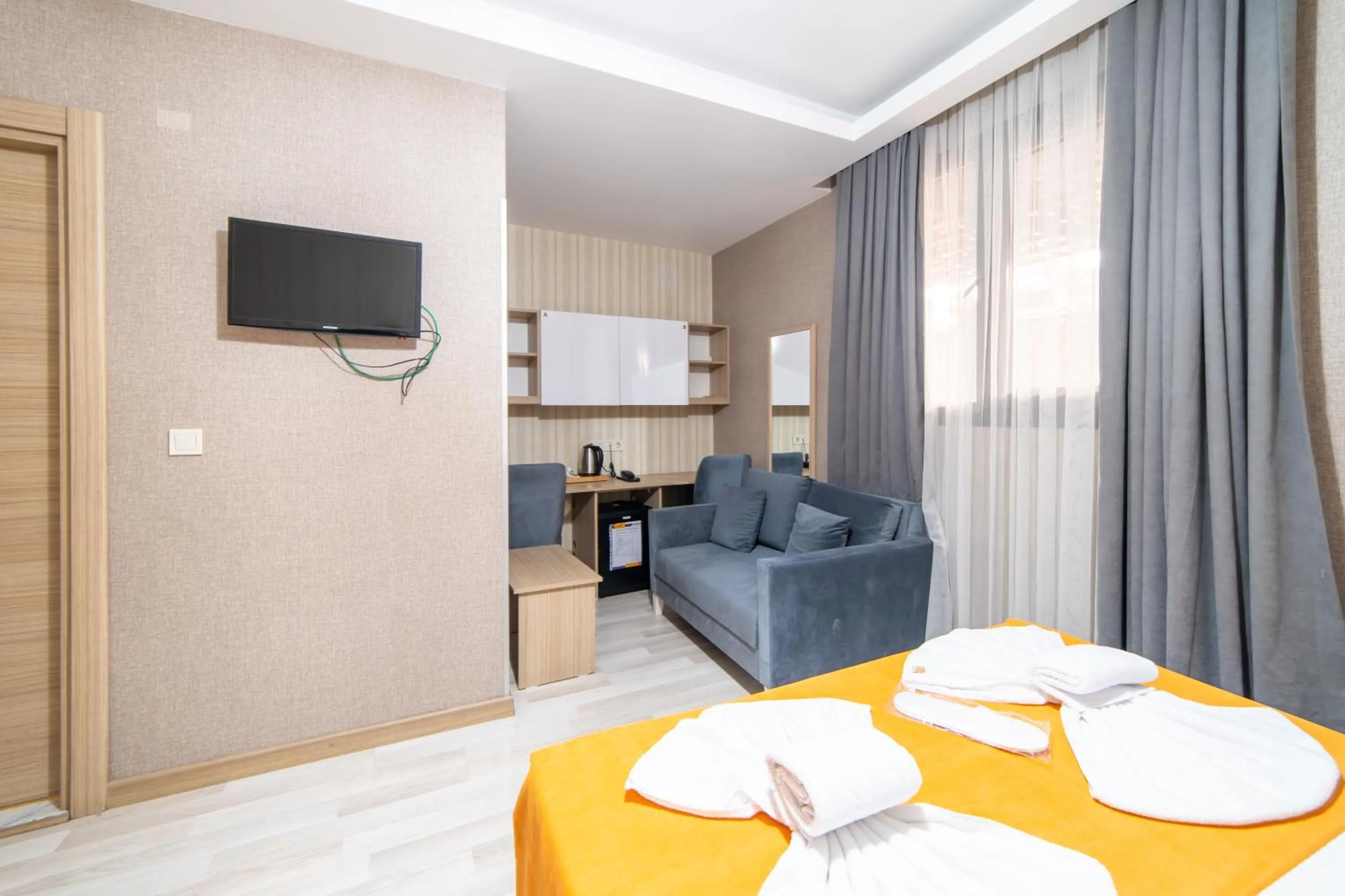 TV and multimedia in Mardy Suit Hotel