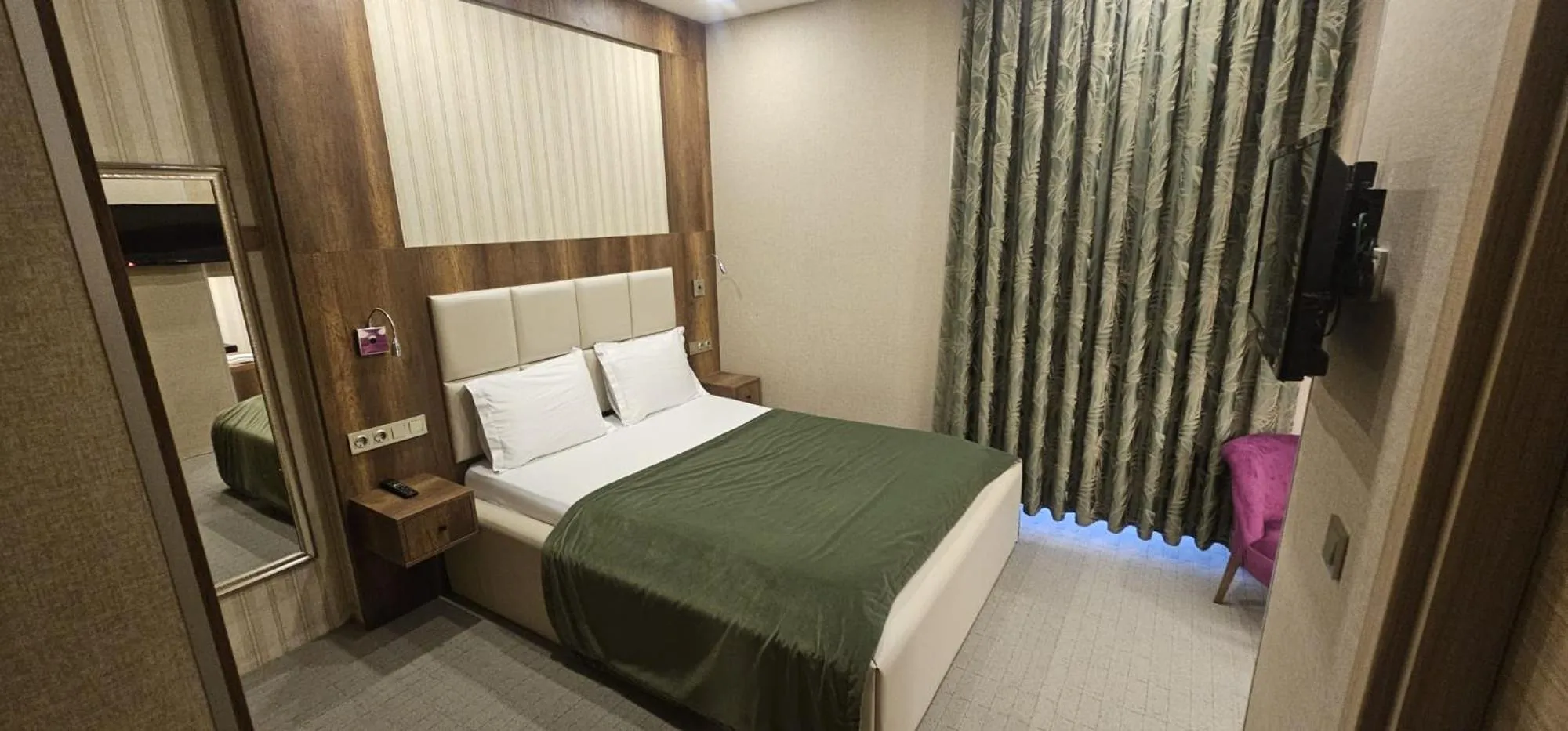 Bed in Mardy Suit Hotel