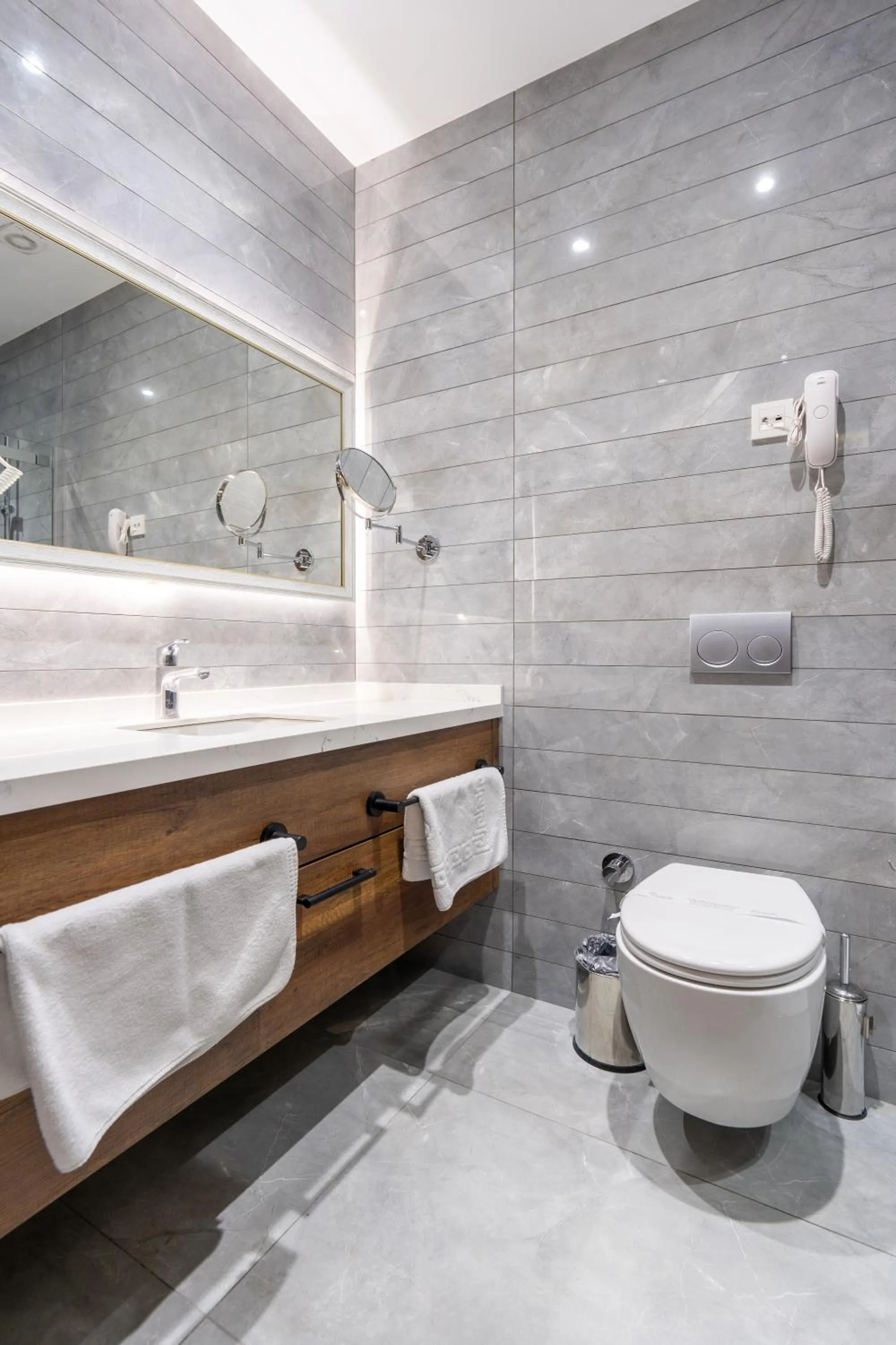 Shower in Mardy Suit Hotel