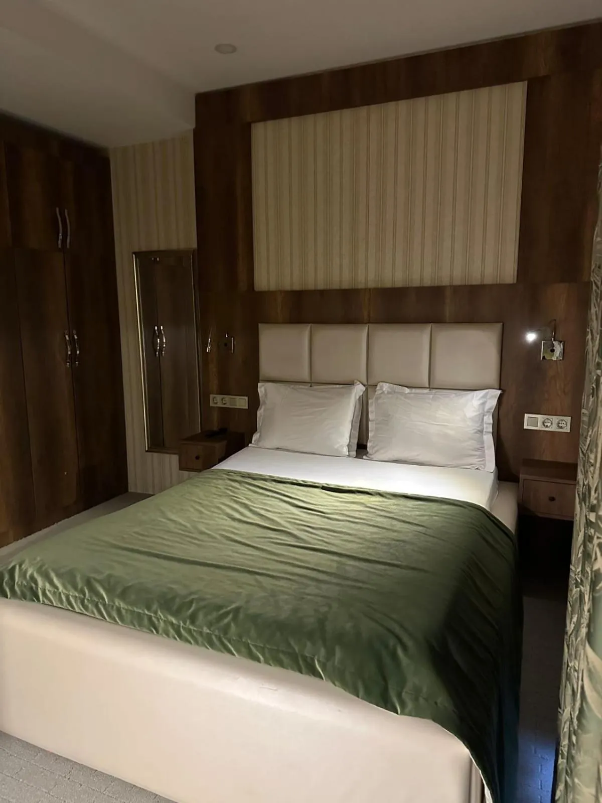 Bed in Mardy Suit Hotel