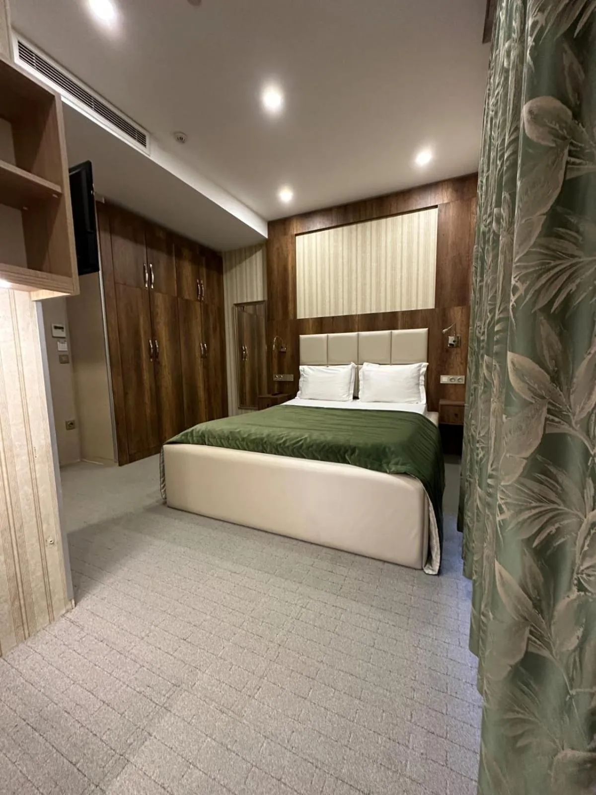 Bed in Mardy Suit Hotel