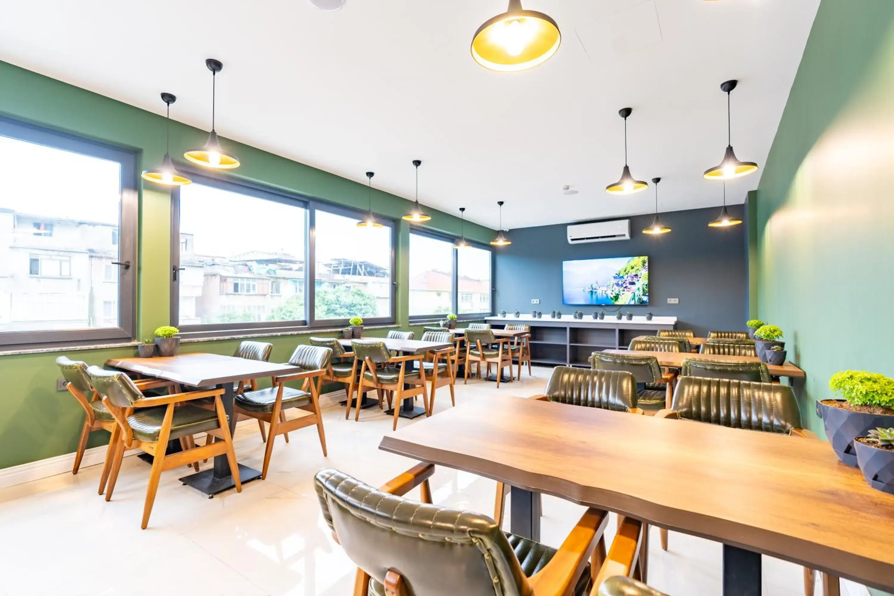 Restaurant/places to eat in Mardy Suit Hotel Restaurant/places to eat in Mardy Suit Hotel