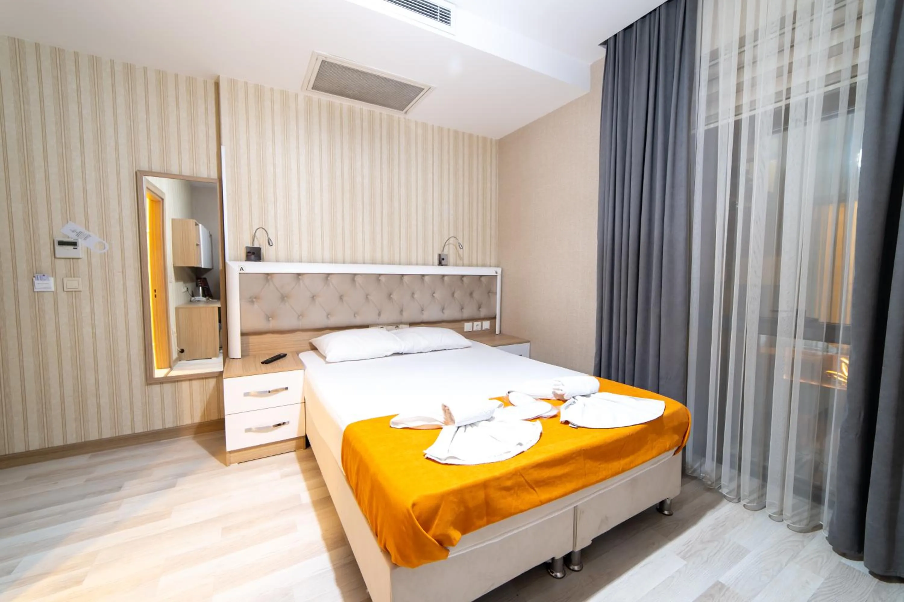 Bed in Mardy Suit Hotel