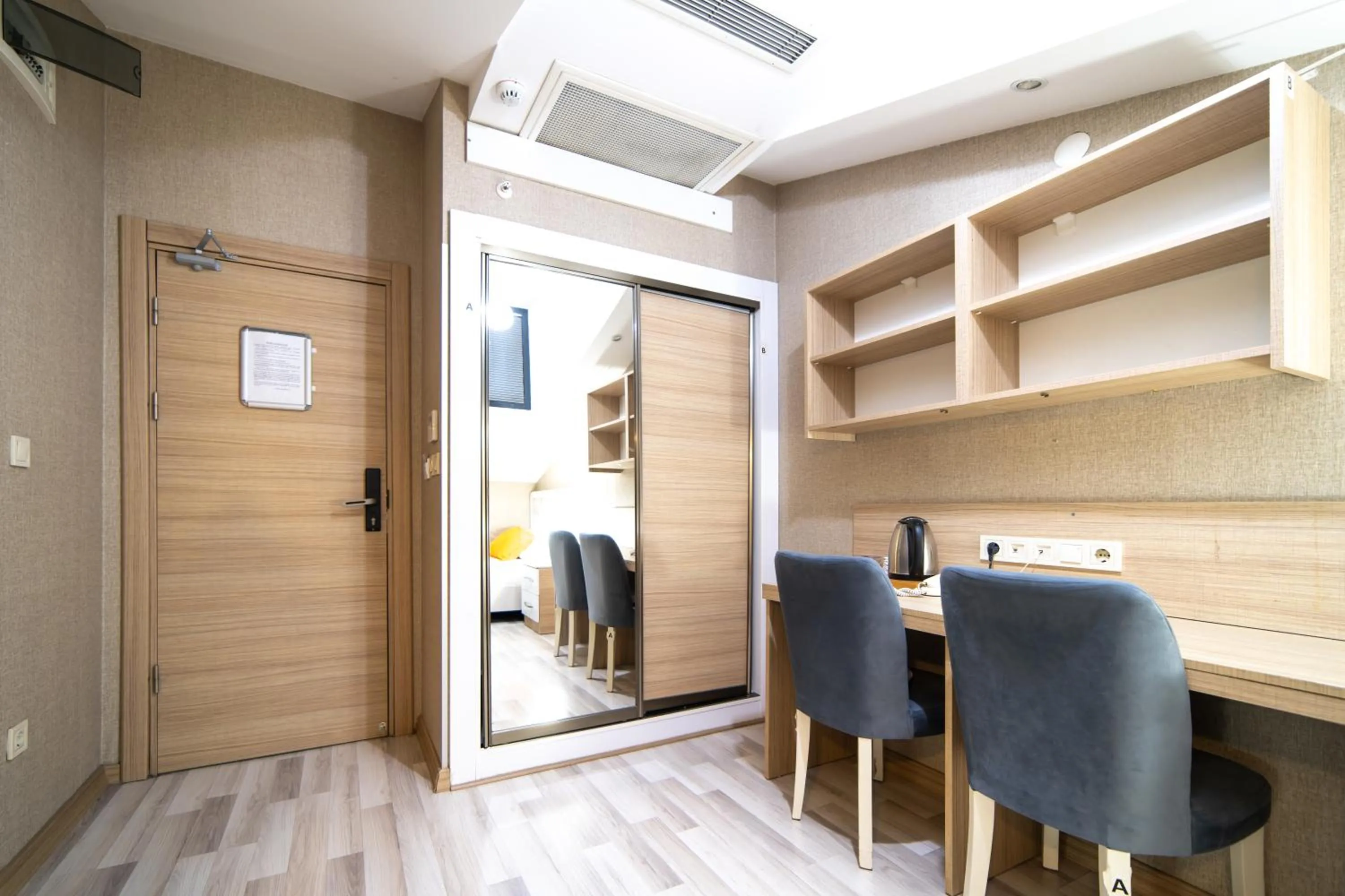 Bed in Mardy Suit Hotel