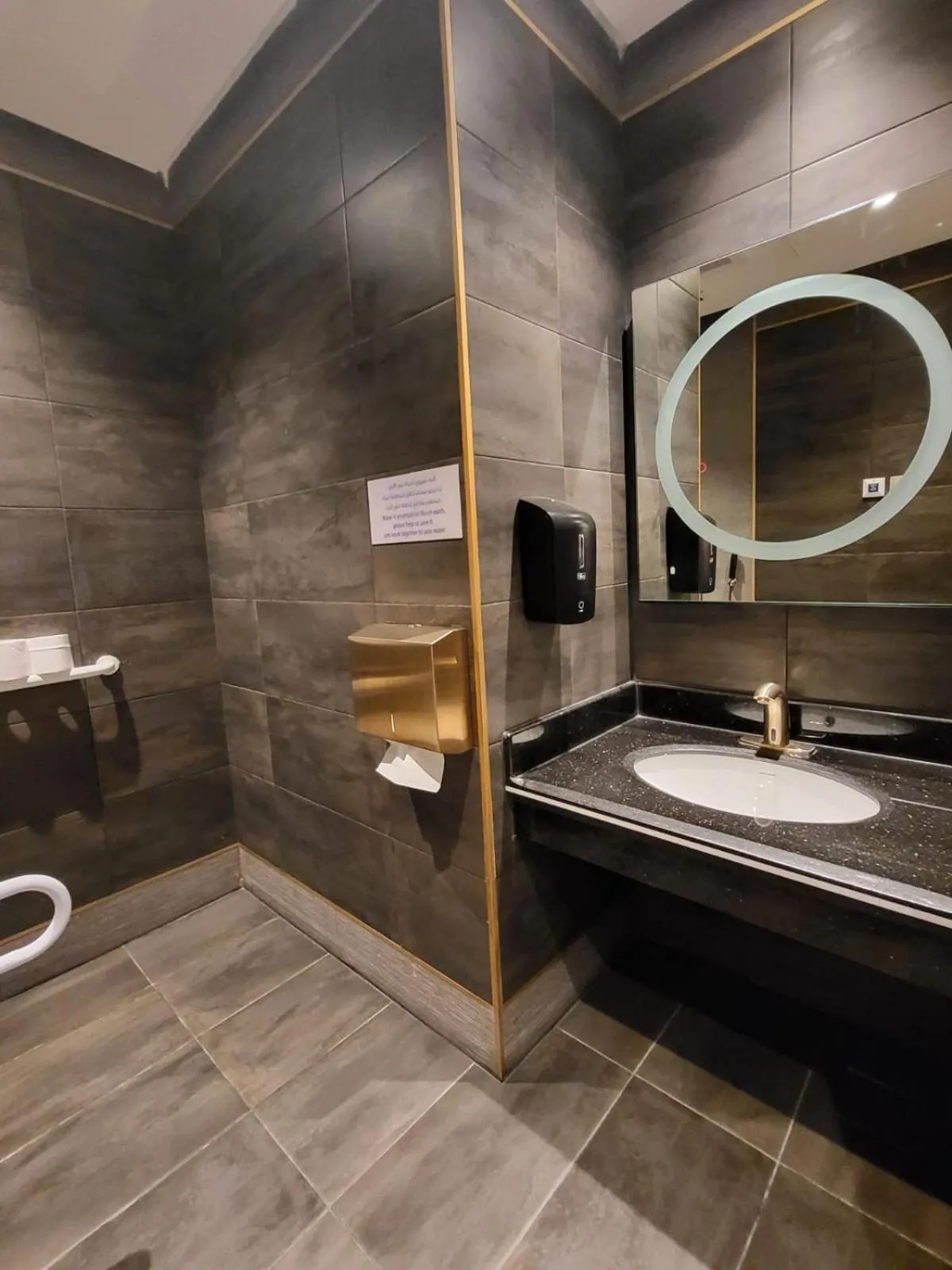 Toilet in Velar Inn Hotel