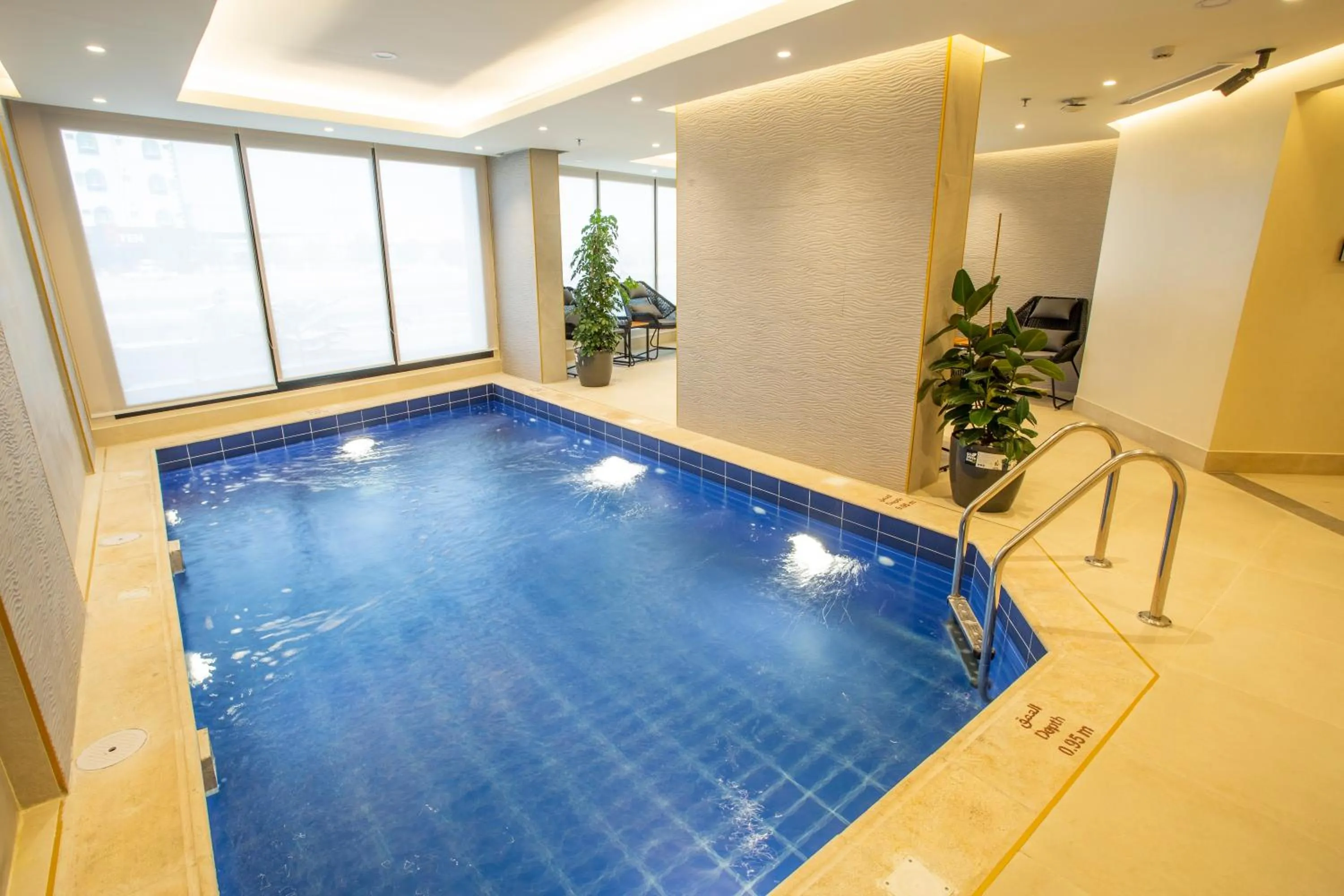 Swimming pool in Velar Inn Hotel