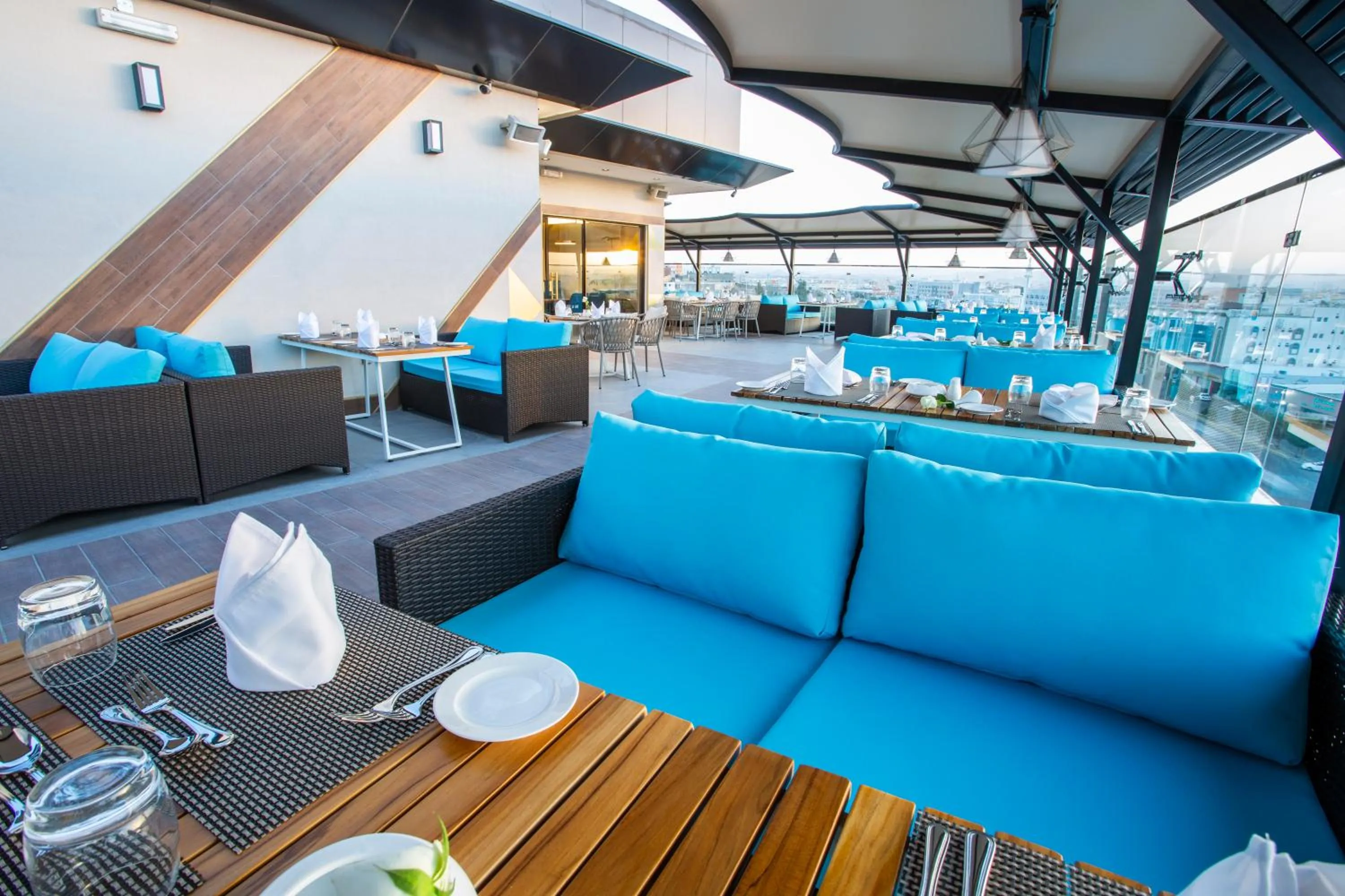 Restaurant/places to eat in Velar Inn Hotel