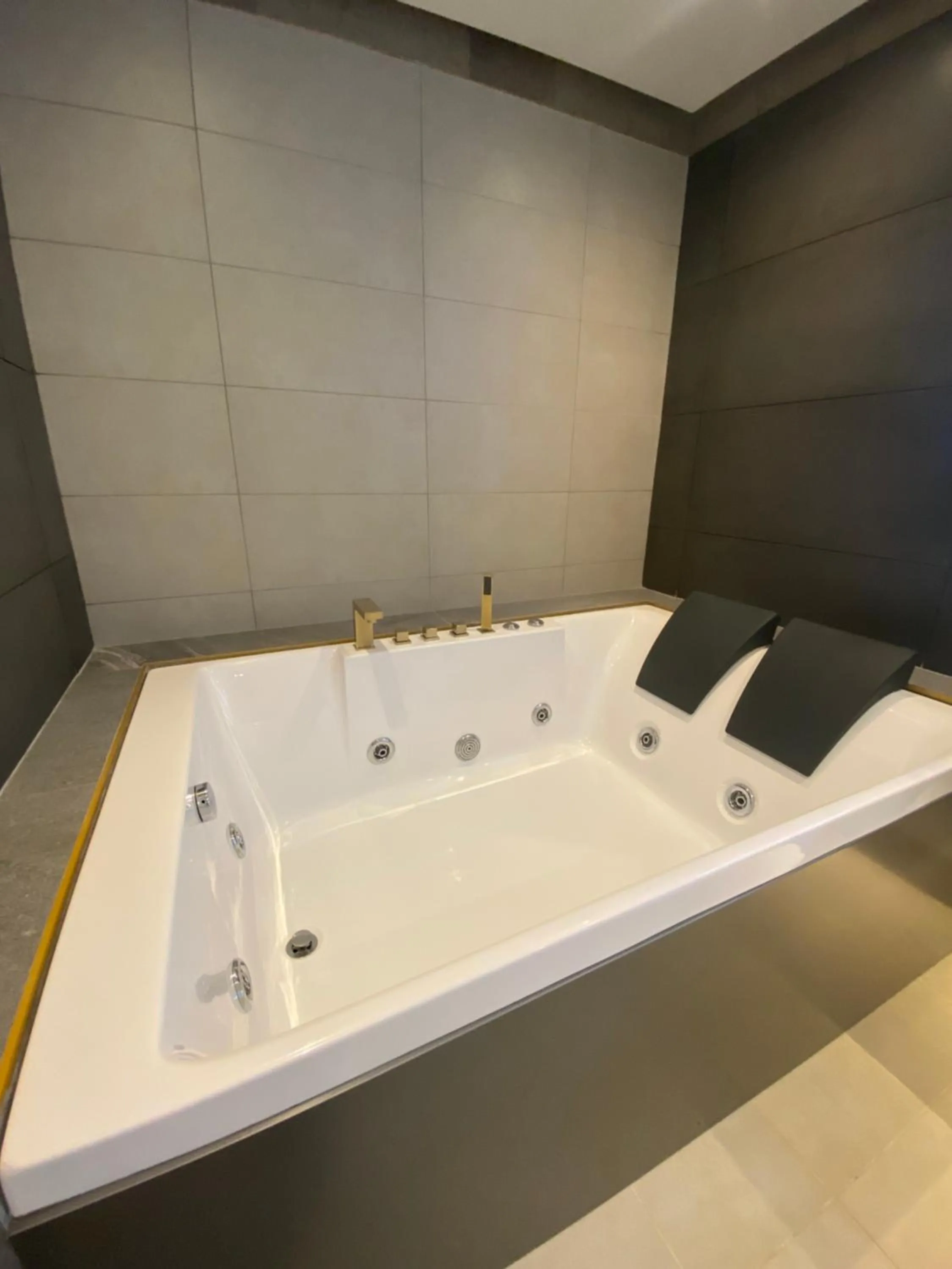 Bathroom in Velar Inn Hotel