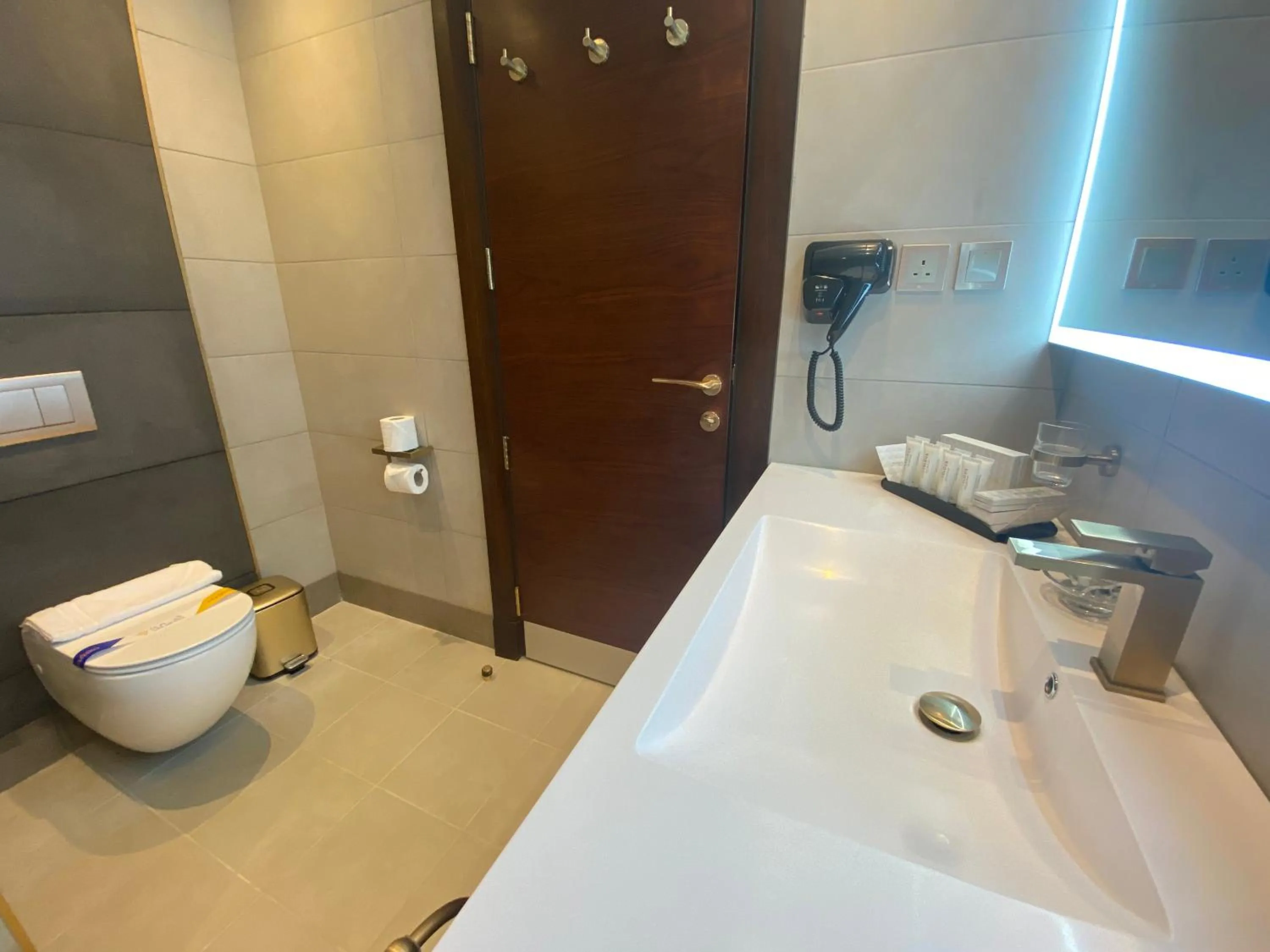 Bathroom in Velar Inn Hotel