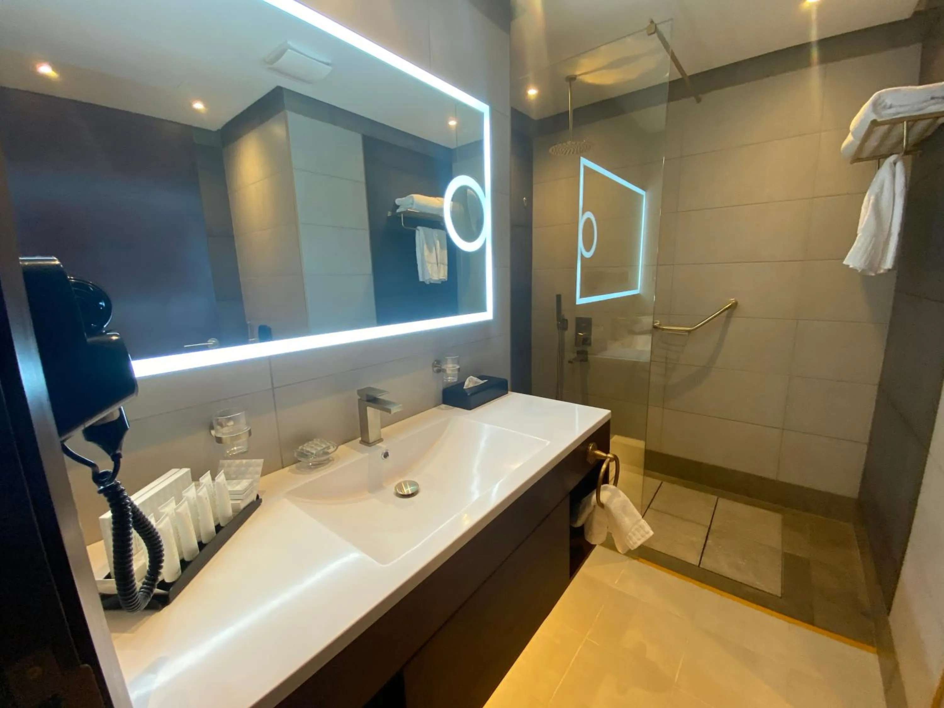 Bathroom in Velar Inn Hotel