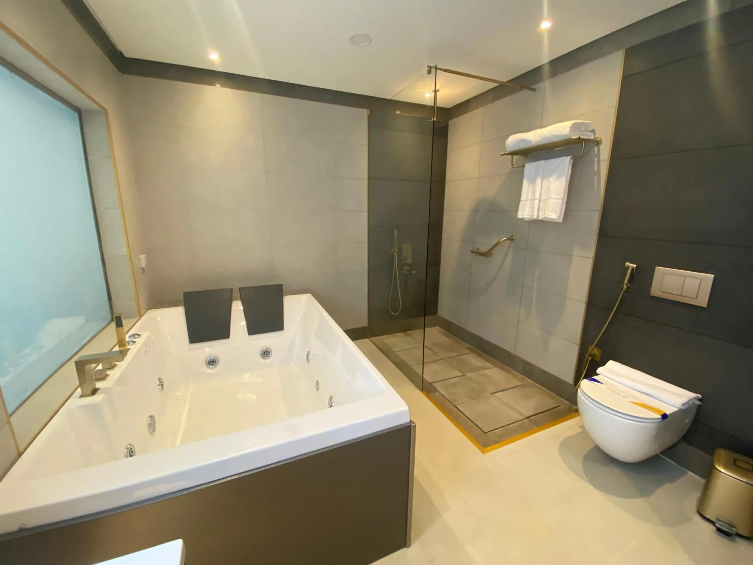 Bathroom in Velar Inn Hotel